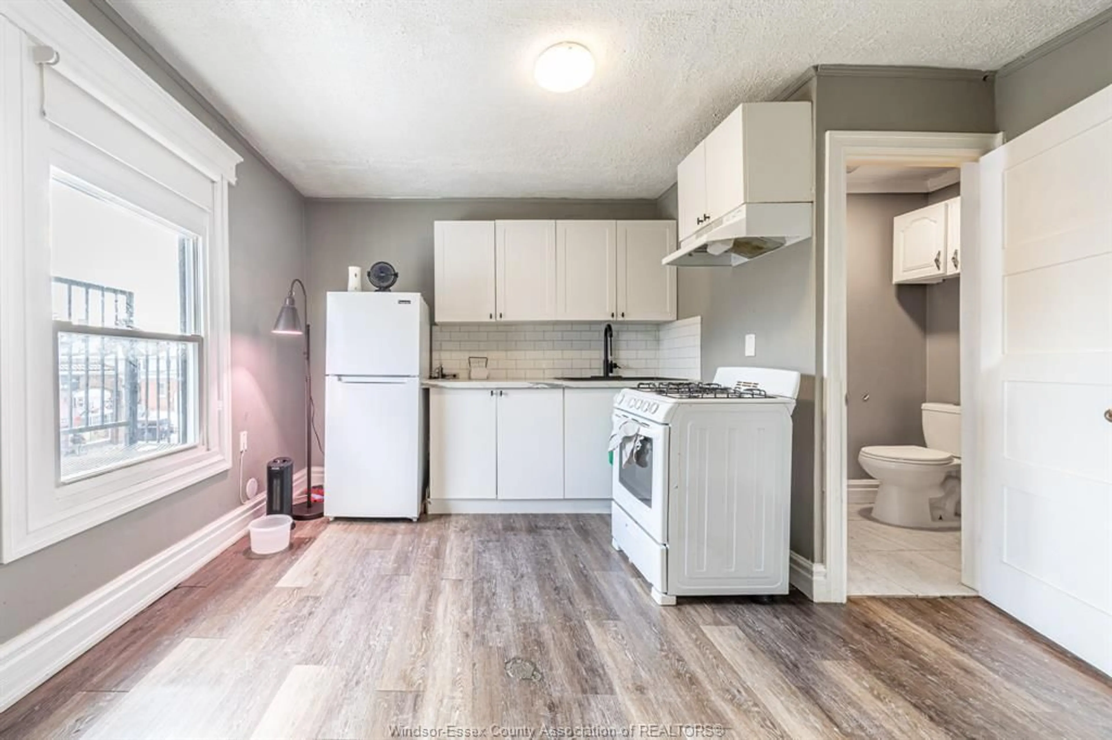 Standard kitchen, unknown for 446 WYANDOTTE St, Windsor Ontario N9A 5X4