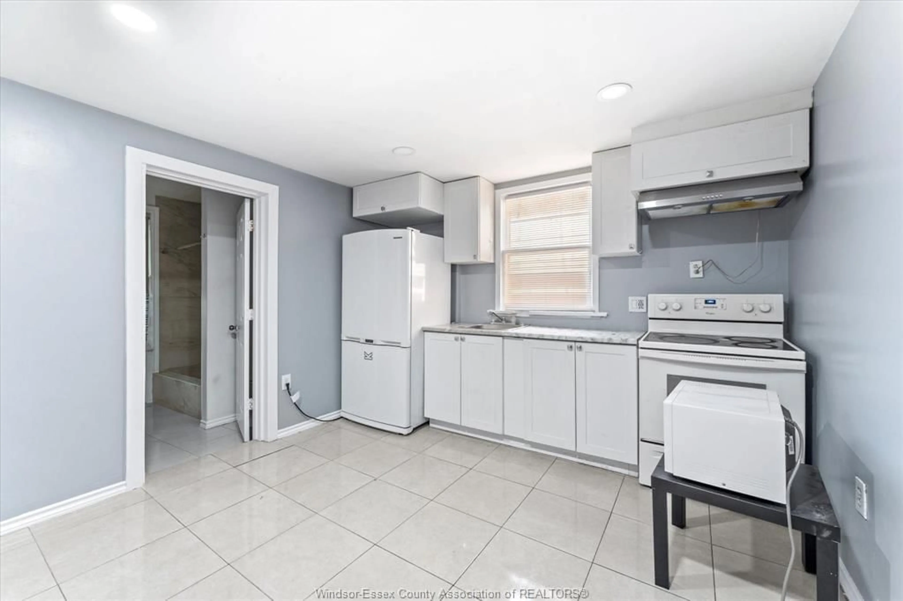 Standard kitchen, ceramic/tile floor for 691 WINDERMERE Rd, Windsor Ontario N8Y 3E2