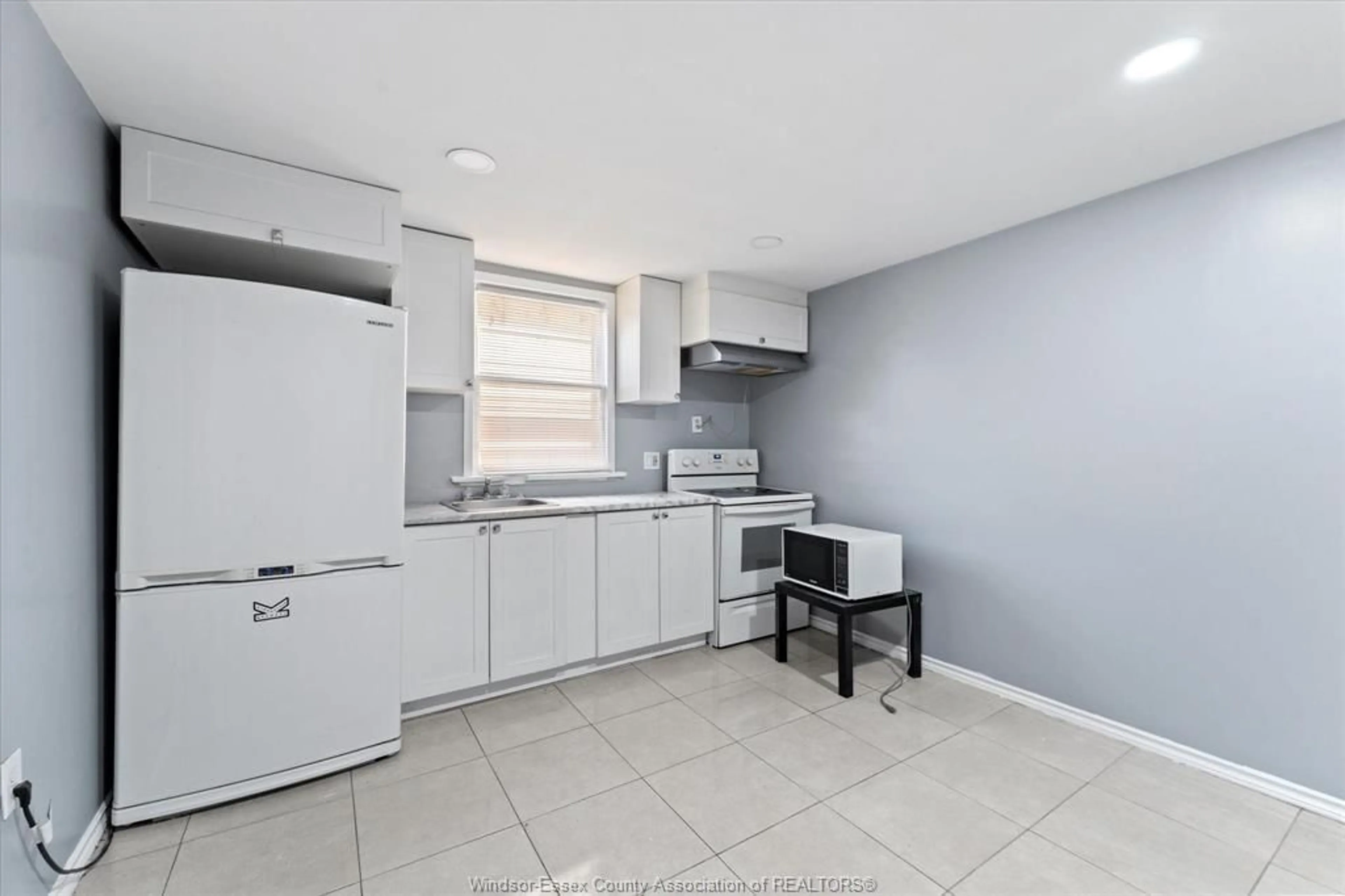 Standard kitchen, ceramic/tile floor for 691 WINDERMERE Rd, Windsor Ontario N8Y 3E2