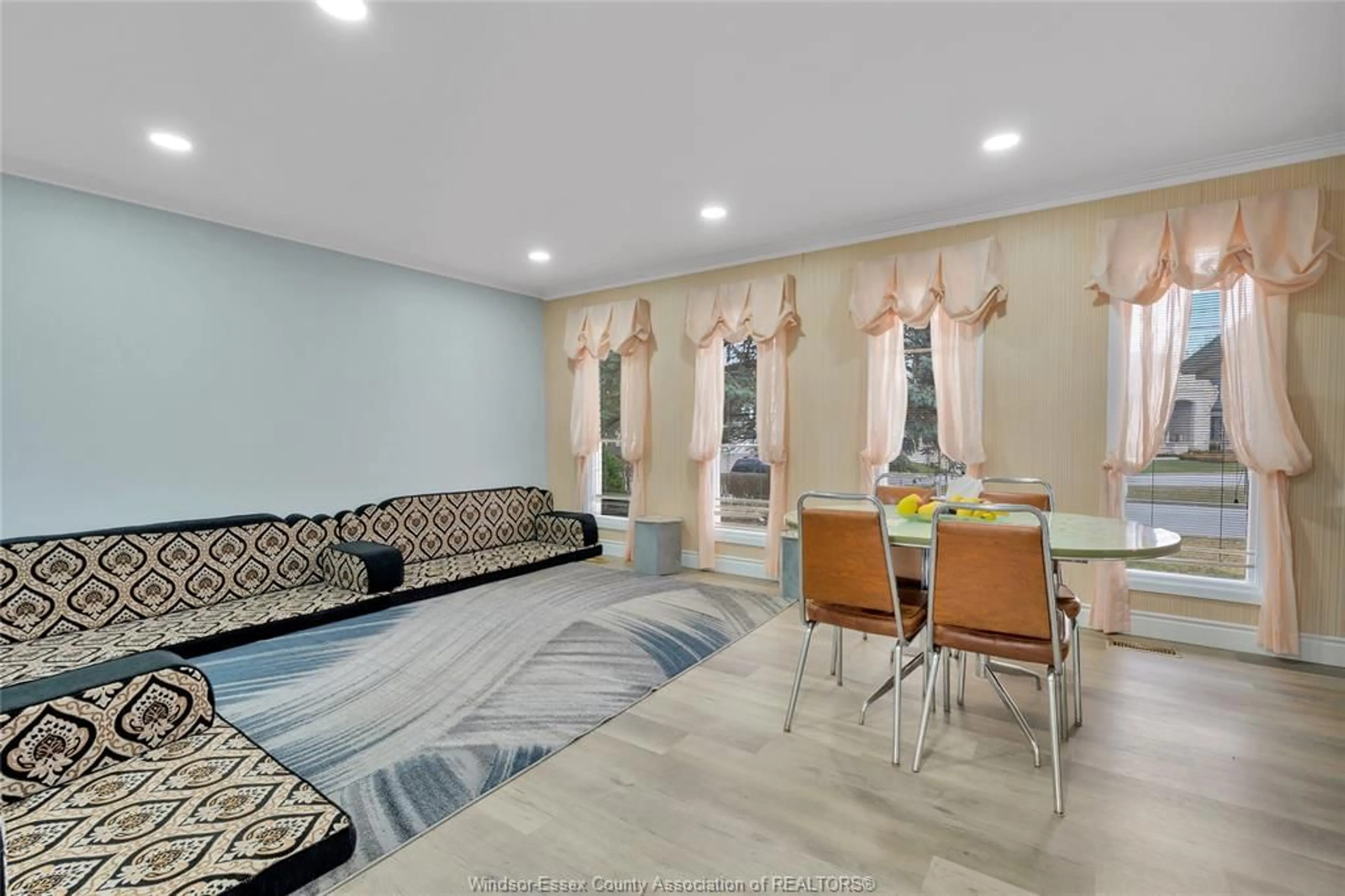 Unknown for 655 ROSELAND Dr, Windsor Ontario N9G 1T7