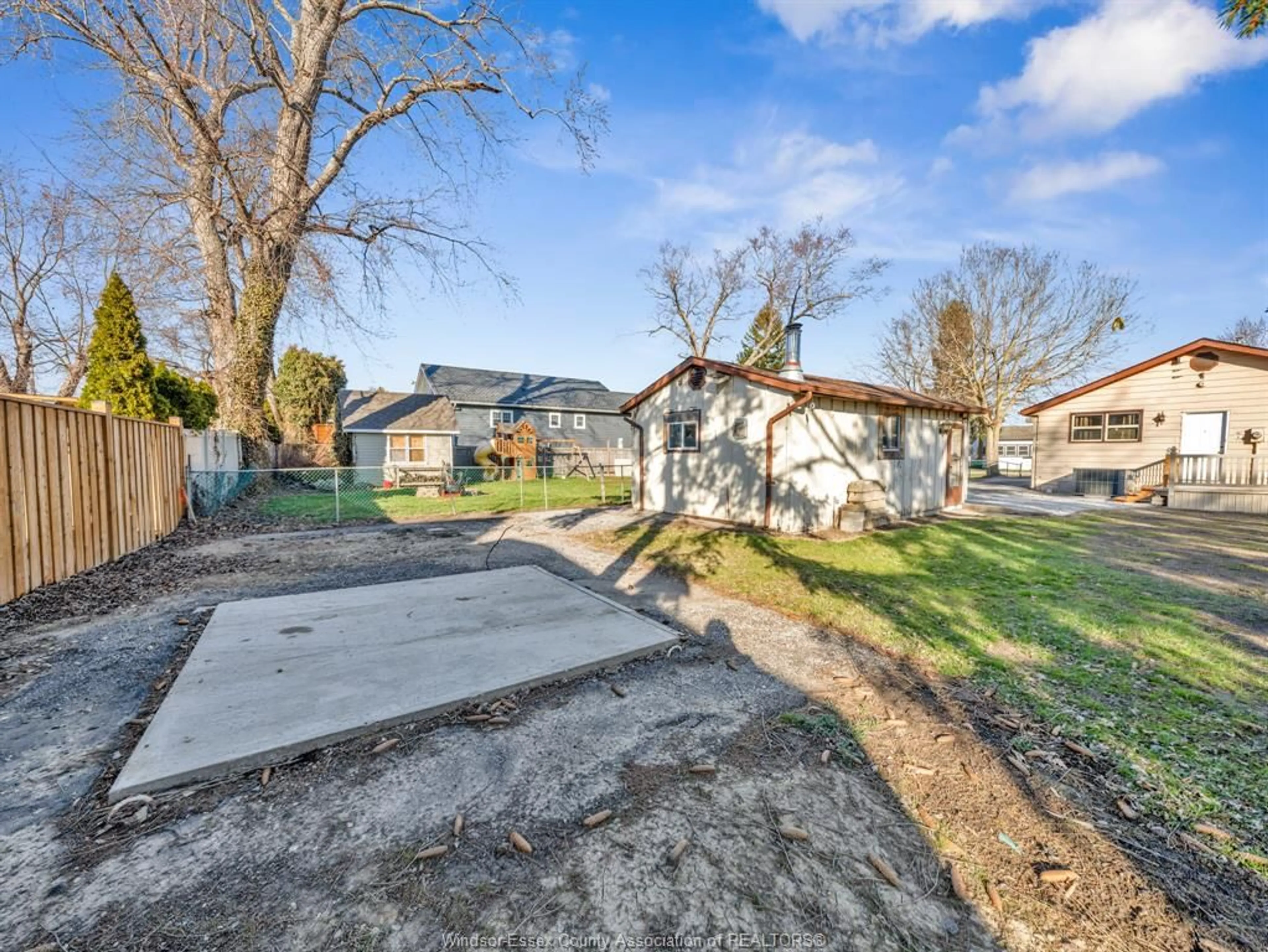 A pic from outside/outdoor area/front of a property/back of a property/a pic from drone, street for 117 SANTA ANA, Harrow Ontario N0R 1G0