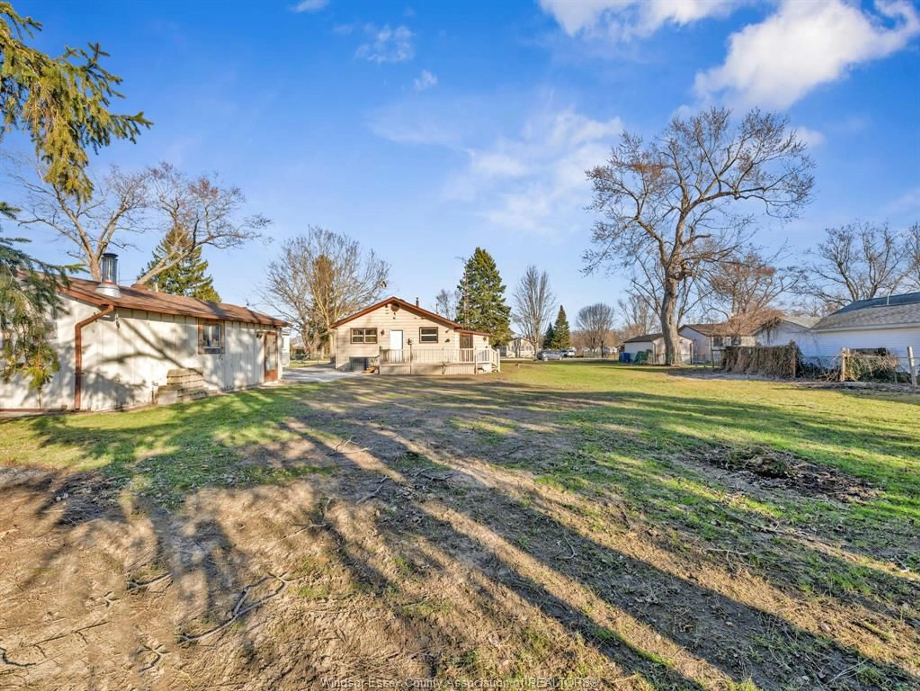 A pic from outside/outdoor area/front of a property/back of a property/a pic from drone, unknown for 117 SANTA ANA, Harrow Ontario N0R 1G0