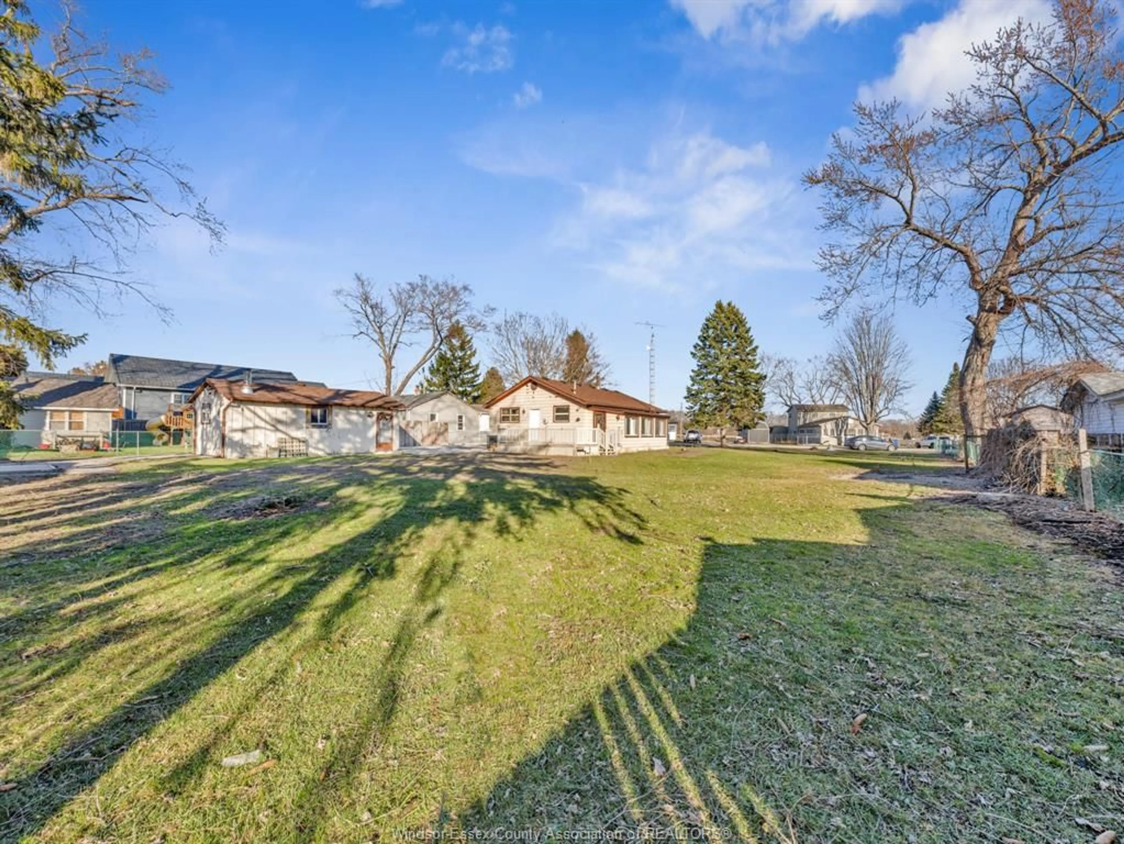 A pic from outside/outdoor area/front of a property/back of a property/a pic from drone, unknown for 117 SANTA ANA, Harrow Ontario N0R 1G0