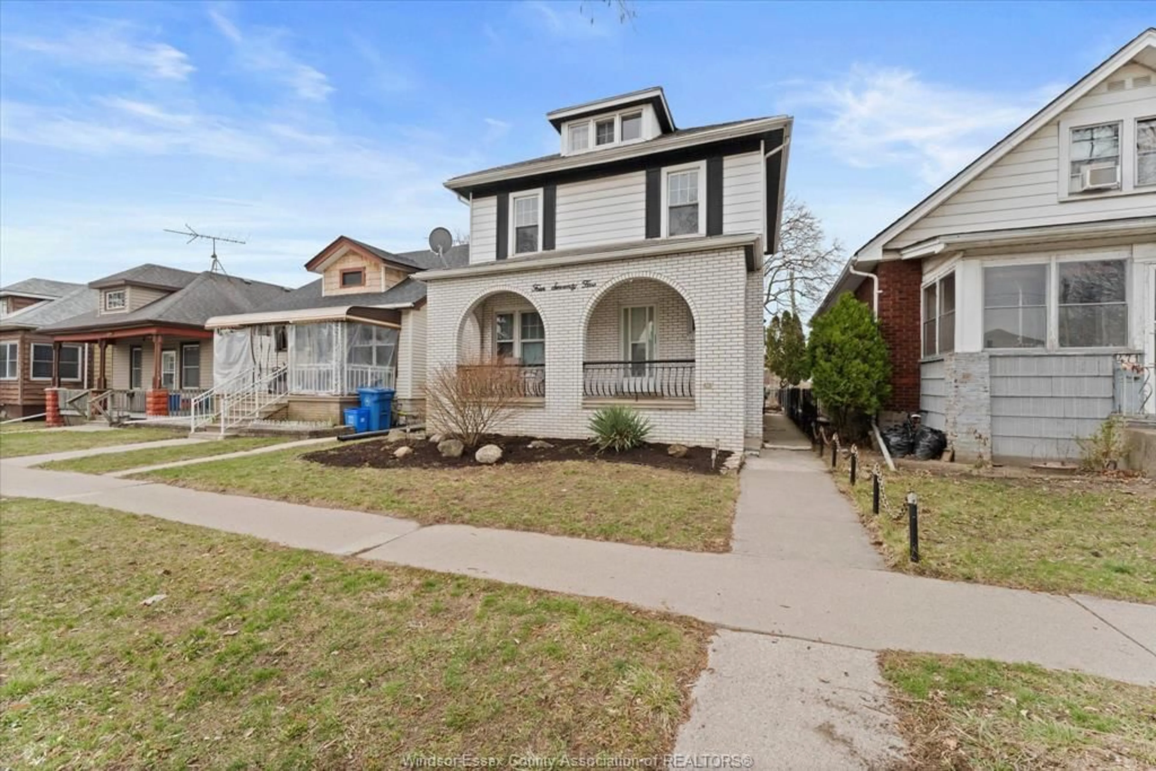 Home with brick exterior material, street for 475 MCKAY Ave, Windsor Ontario N9B 1Z7