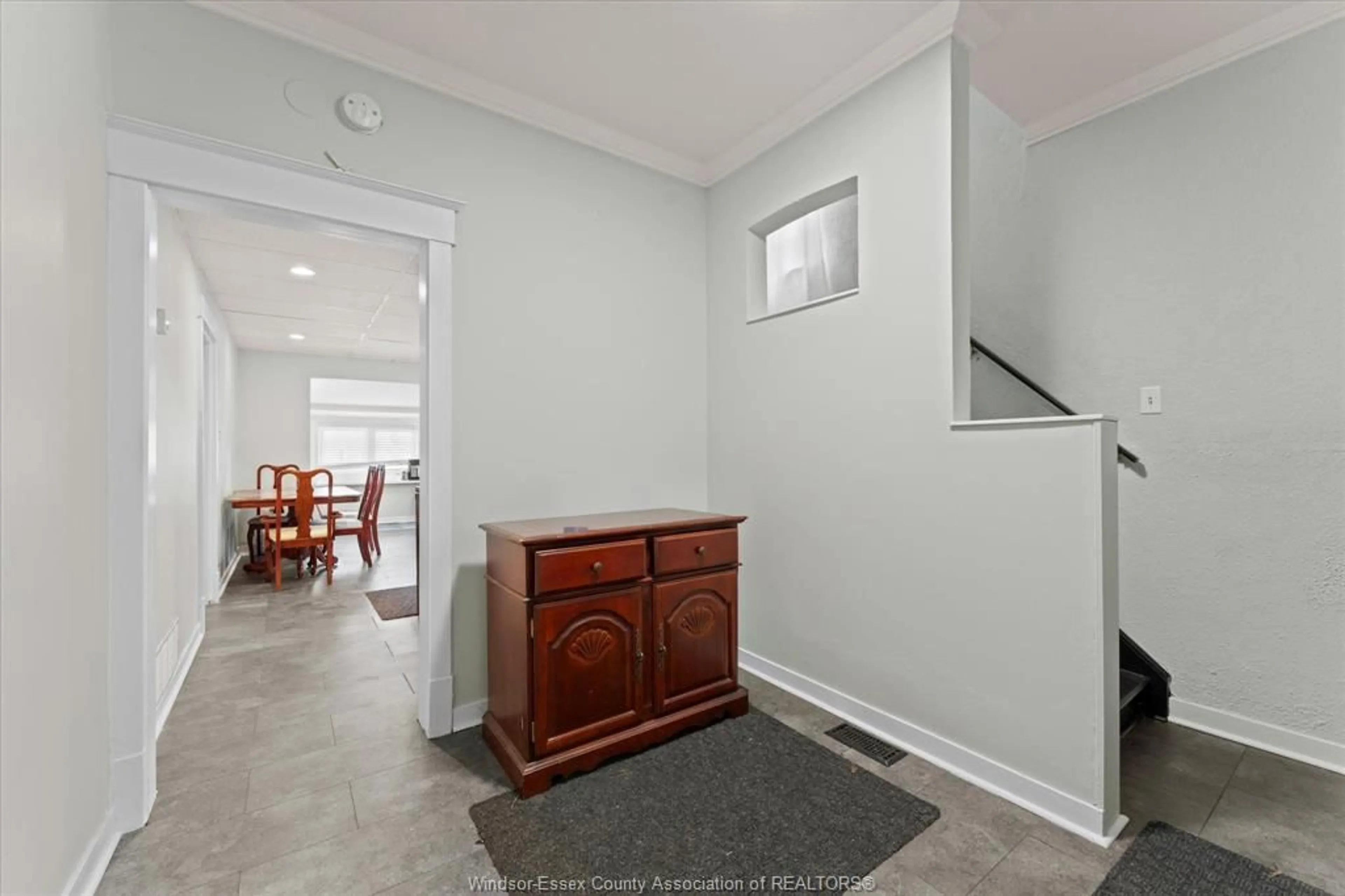 Indoor foyer for 475 MCKAY Ave, Windsor Ontario N9B 1Z7