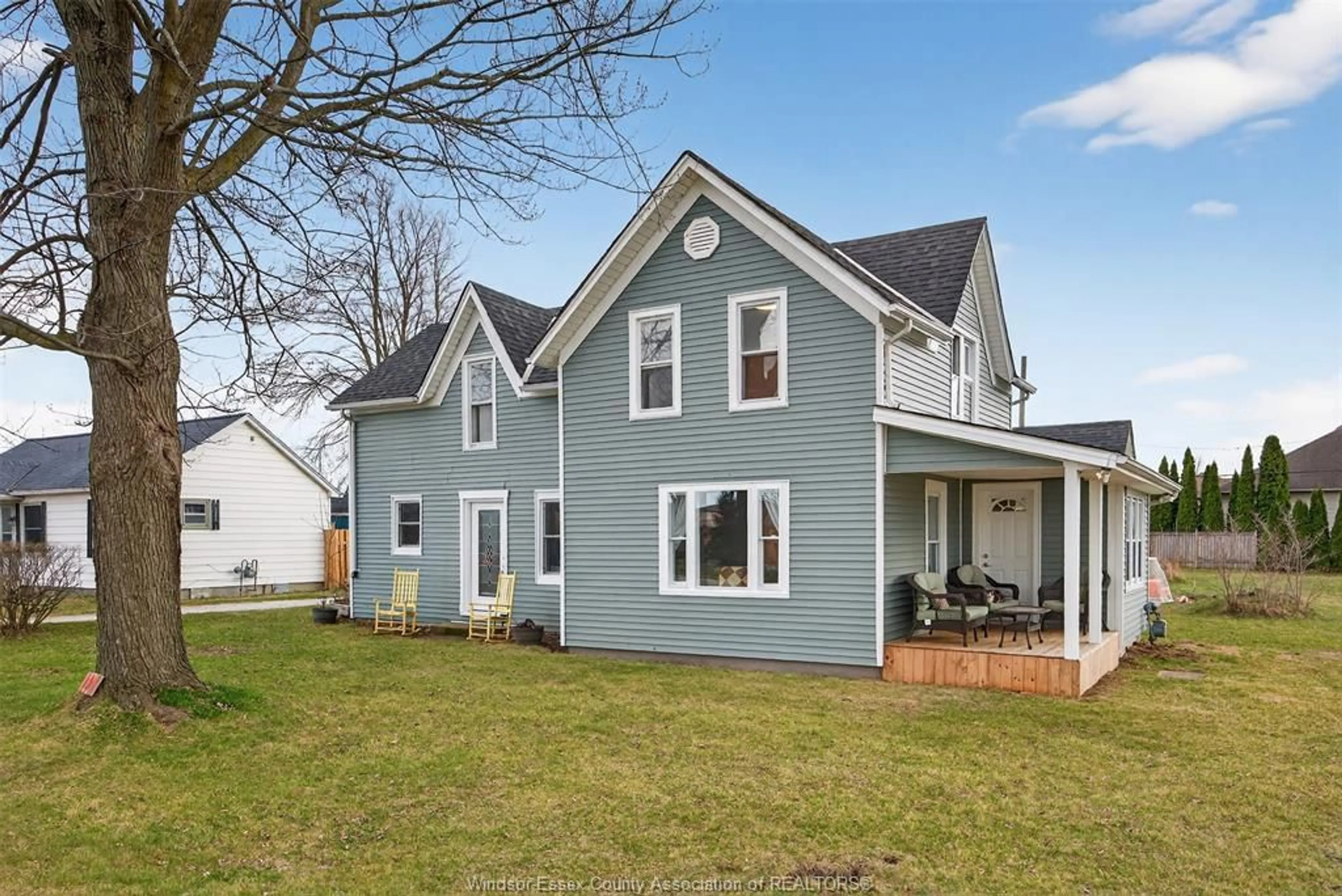 Home with vinyl exterior material, street for 469 King St, Harrow Ontario N0R 1G0