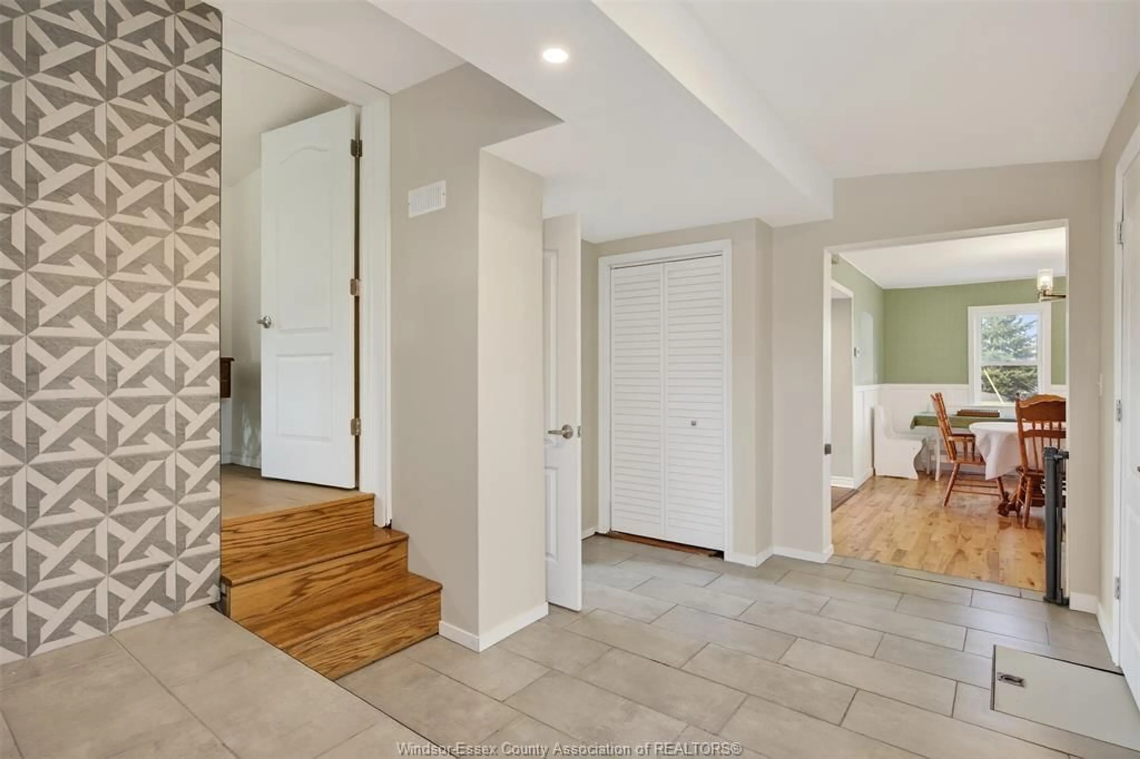 Indoor entryway for 469 King St, Harrow Ontario N0R 1G0