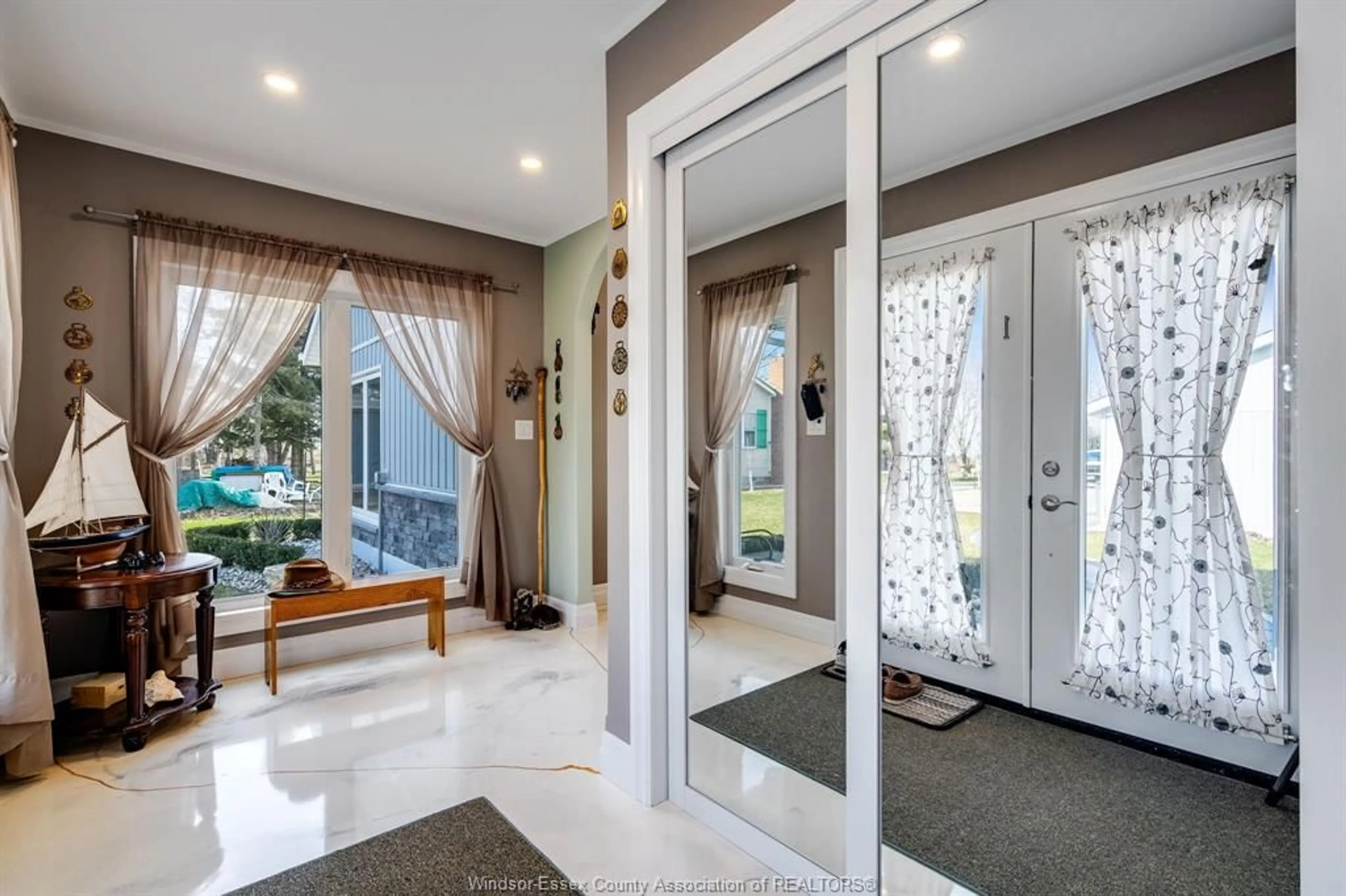 Indoor entryway for 952 Hiawatha Beach, Wheatley Ontario N0P 2P0