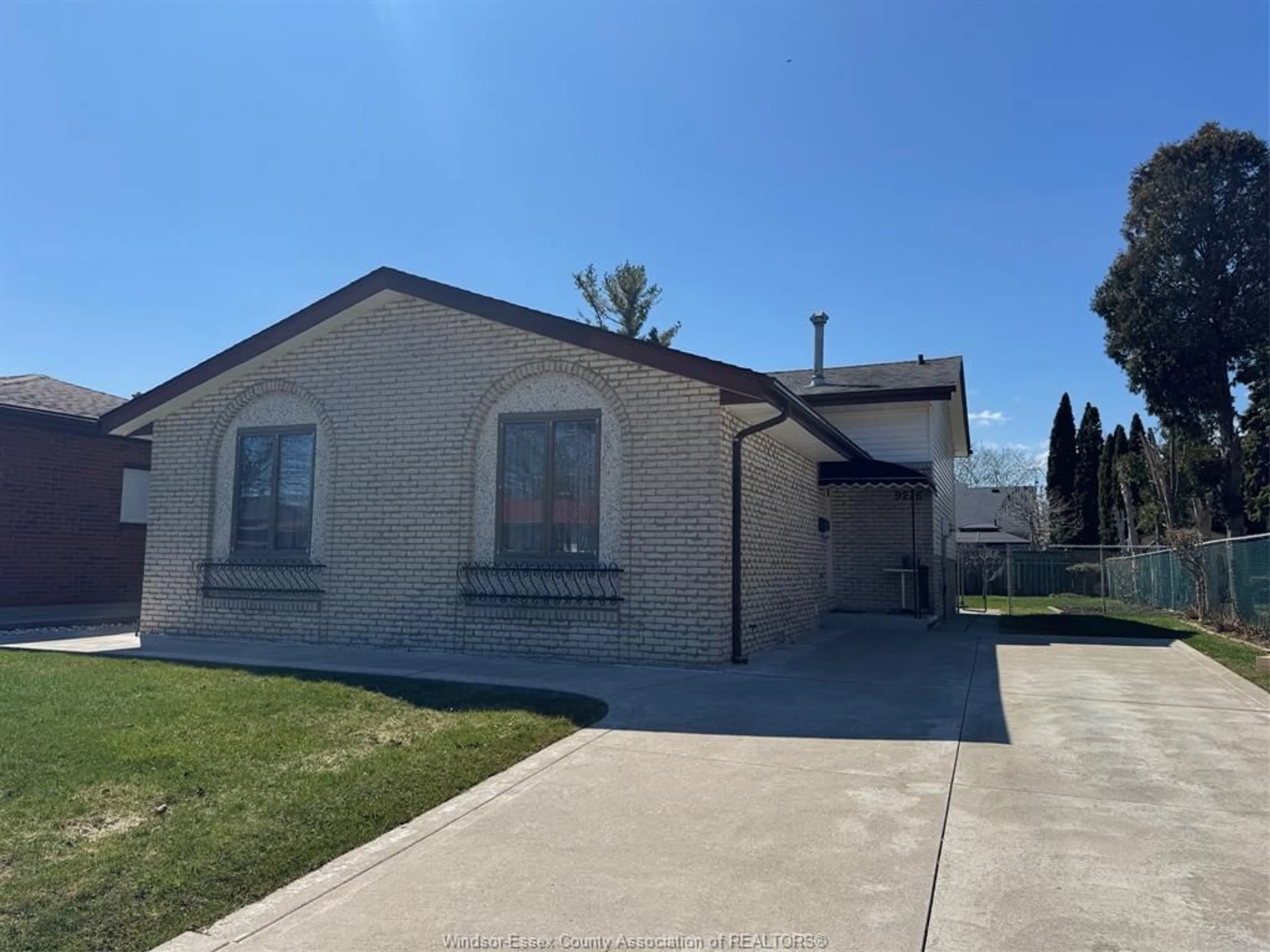 Home with vinyl exterior material, street for 9276 ESPLANADE Dr, Windsor Ontario N8R 1J1