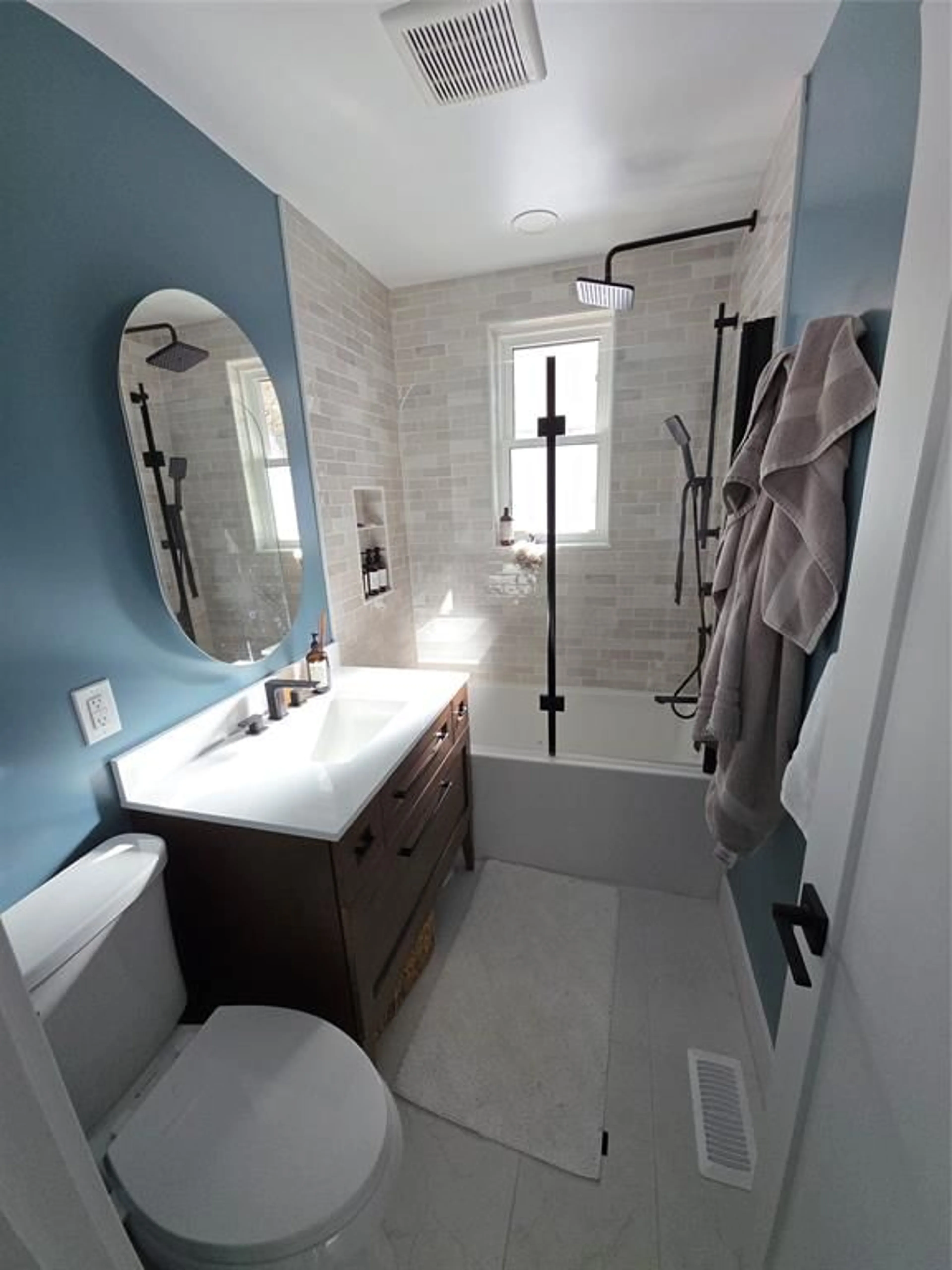 Contemporary bathroom, ceramic/tile floor for 323 MARIA St, Sarnia Ontario N7T 4T5
