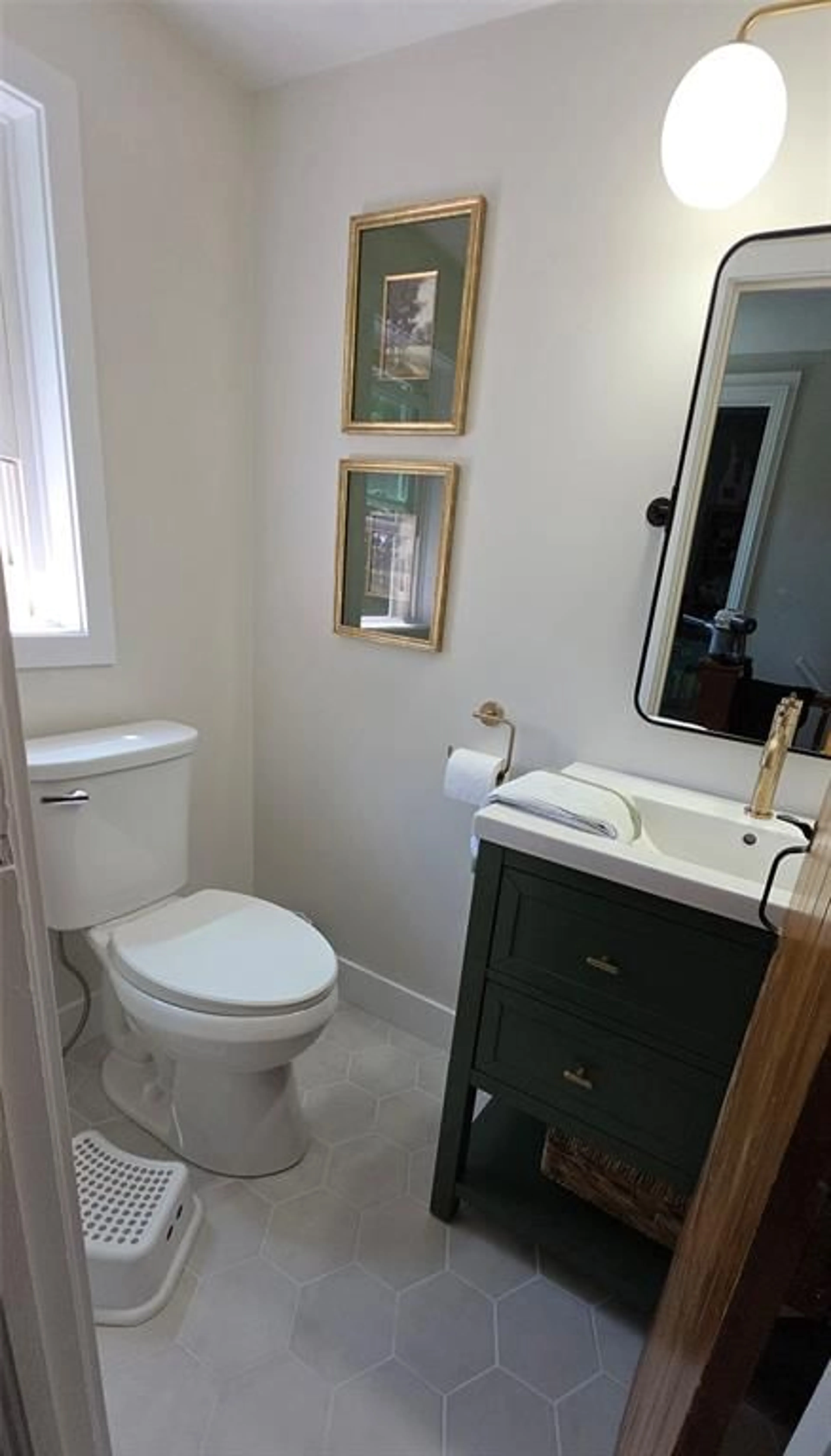 Standard bathroom, unknown for 323 MARIA St, Sarnia Ontario N7T 4T5