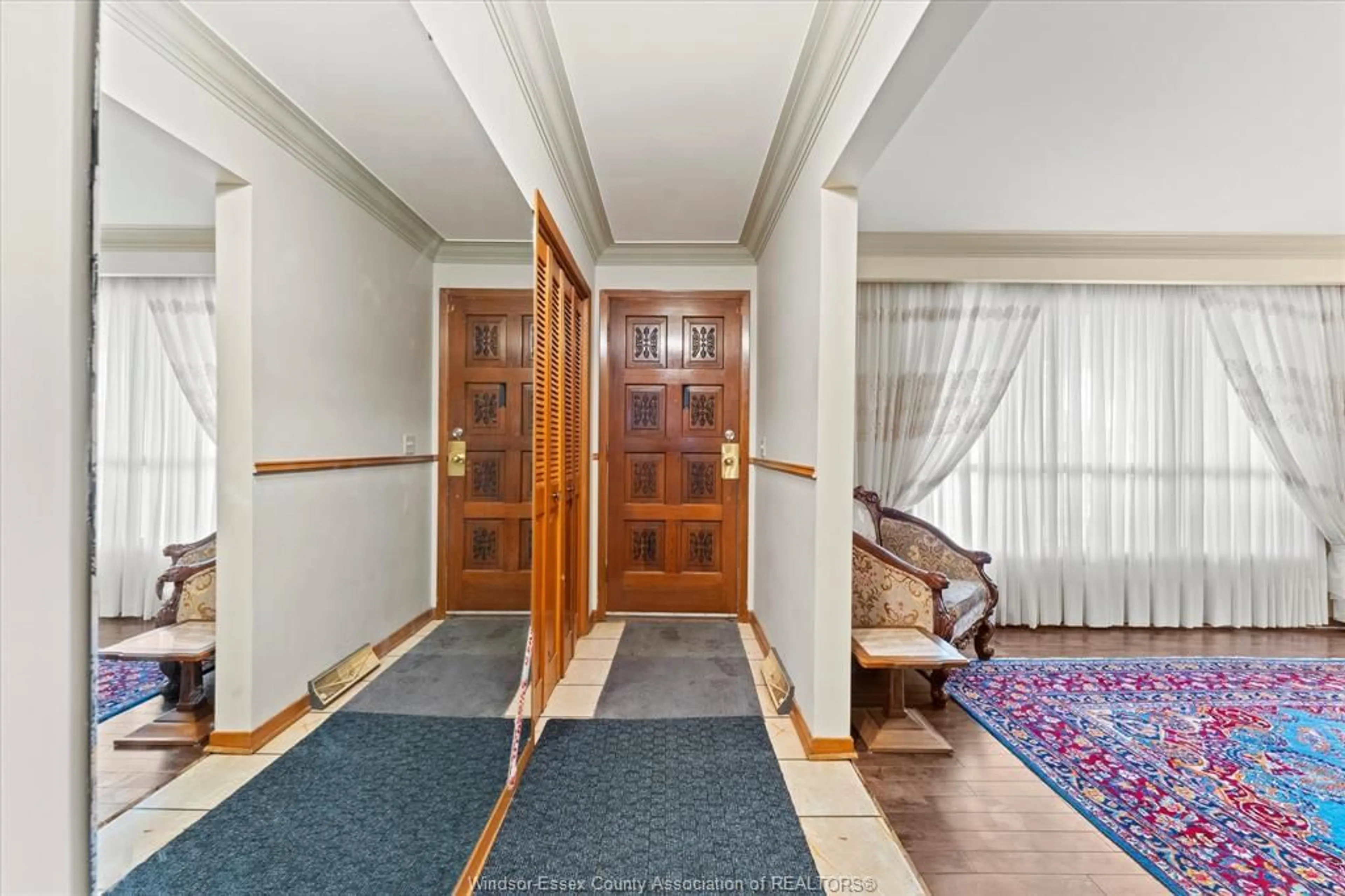 Indoor foyer for 1464 ROXBOROUGH, Windsor Ontario N9P 3H3