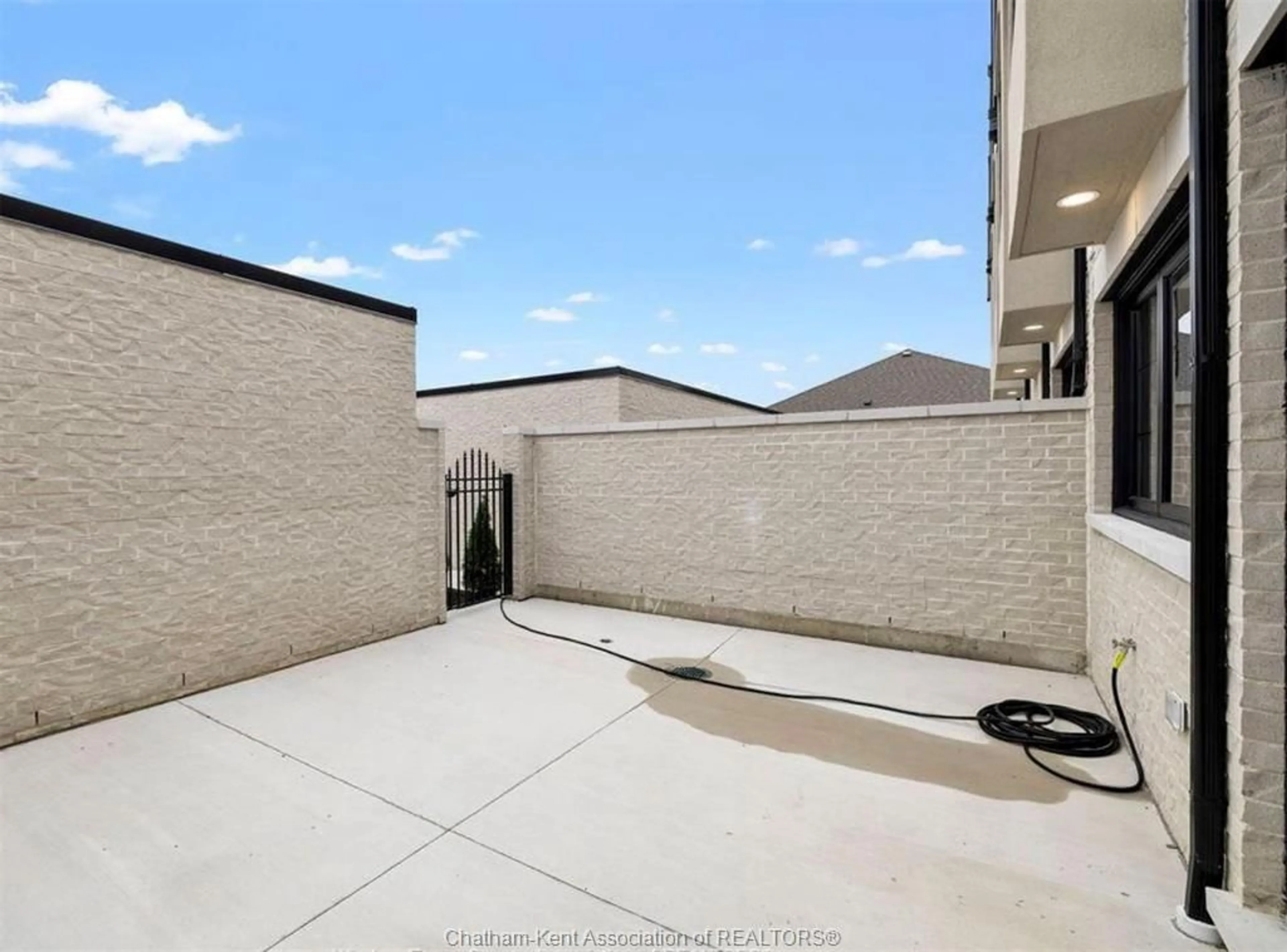 Patio, street for 864 Park Ave, Chatham Ontario N7M 6G1