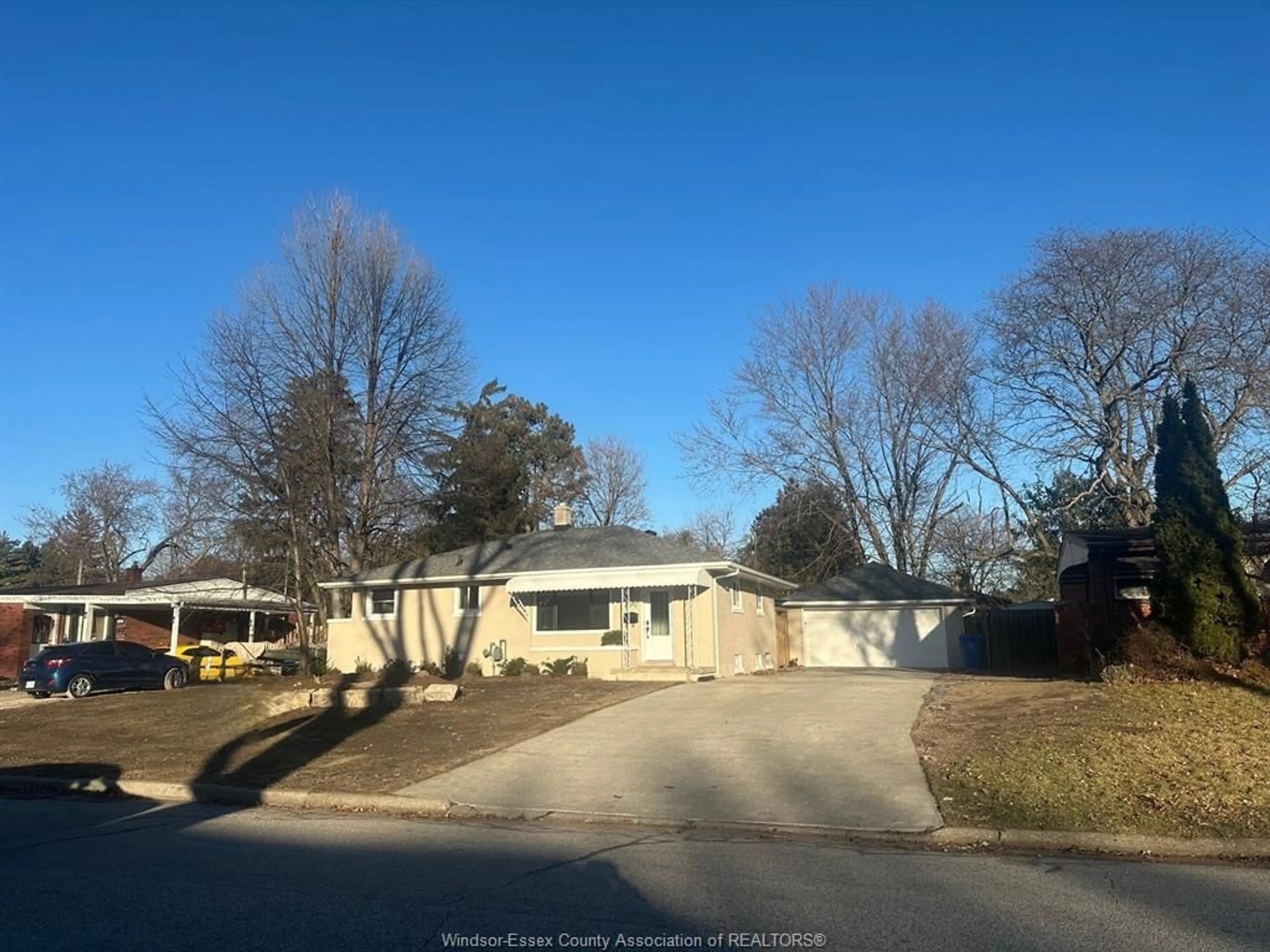 A pic from outside/outdoor area/front of a property/back of a property/a pic from drone, street for 2692 EVERTS, Windsor Ontario N9E 2V1