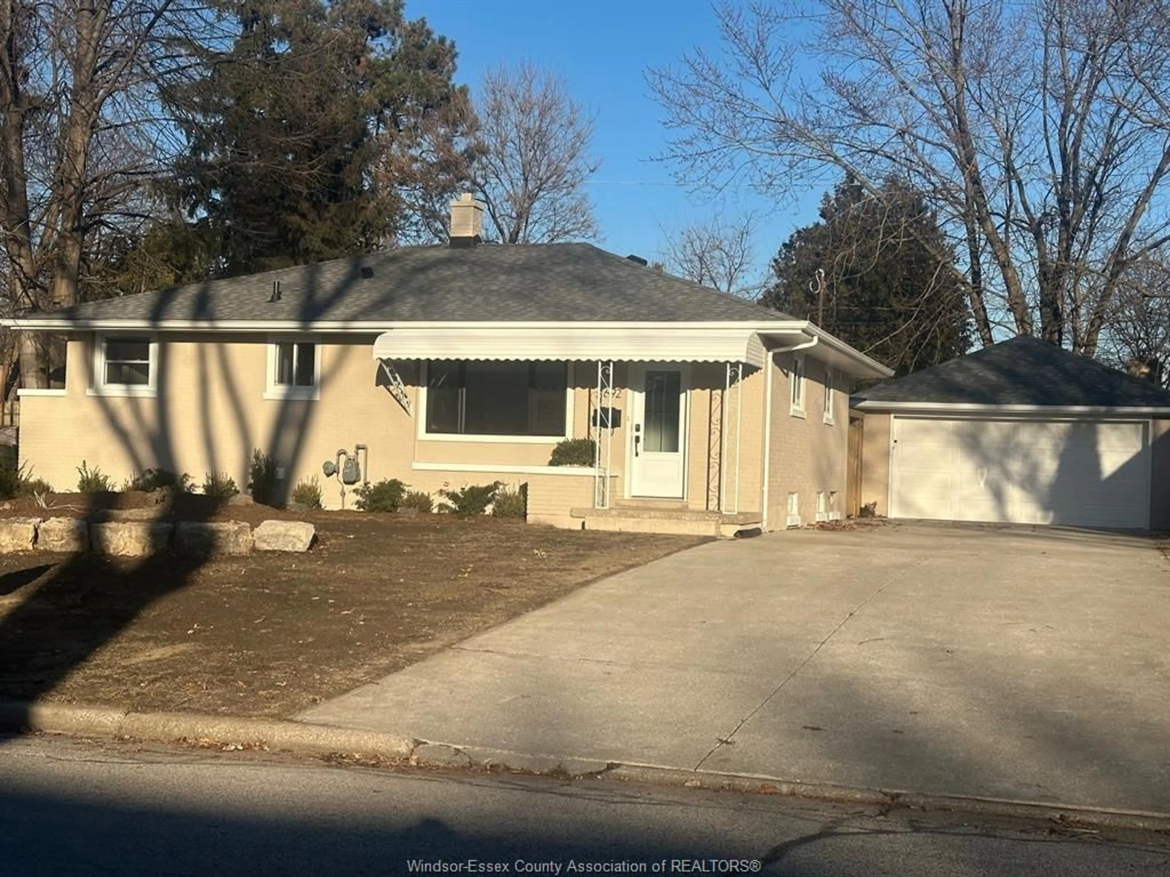 A pic from outside/outdoor area/front of a property/back of a property/a pic from drone, street for 2692 EVERTS, Windsor Ontario N9E 2V1