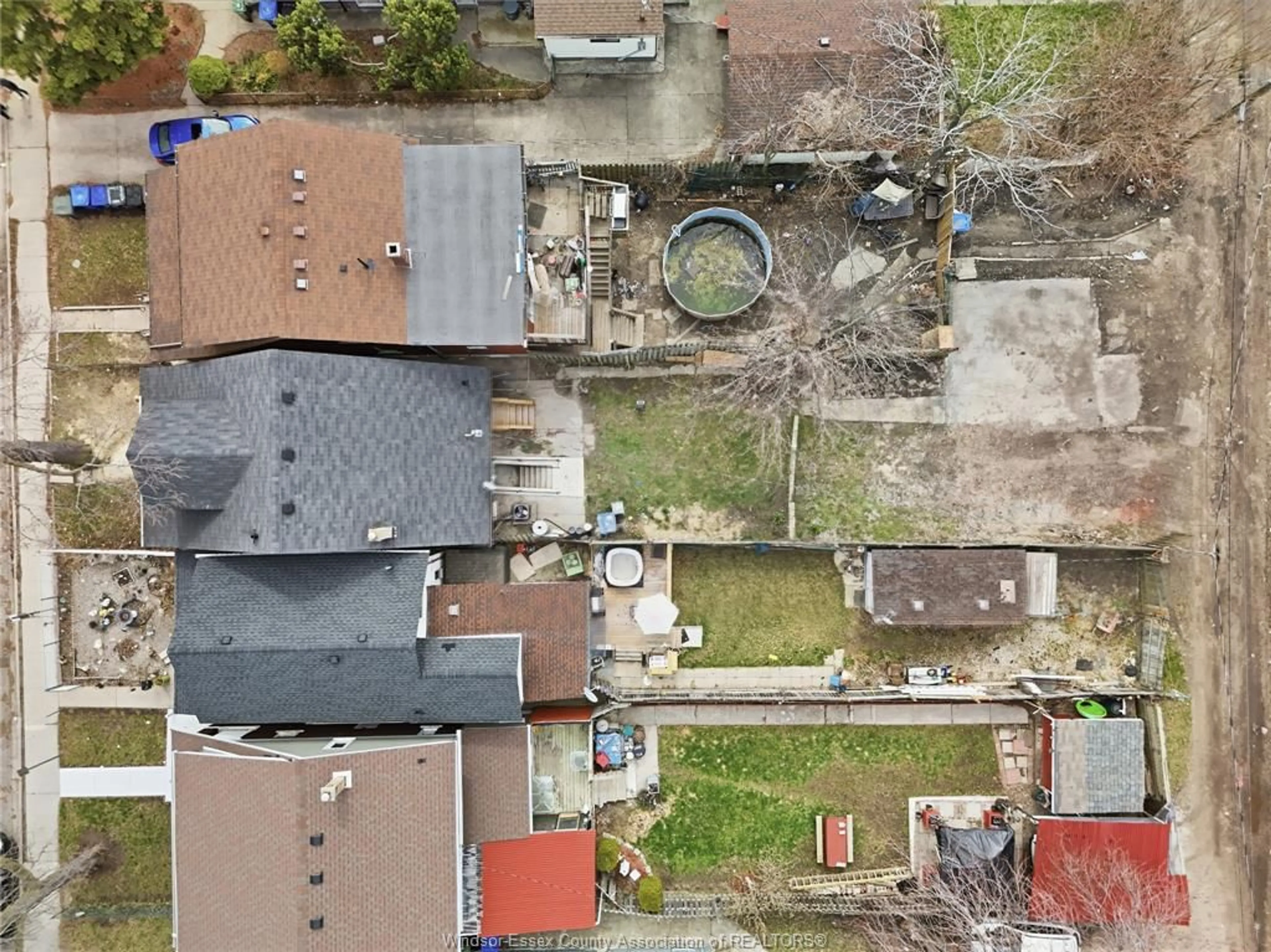A pic from outside/outdoor area/front of a property/back of a property/a pic from drone, street for 435 CARON Ave, Windsor Ontario N8A 5B3