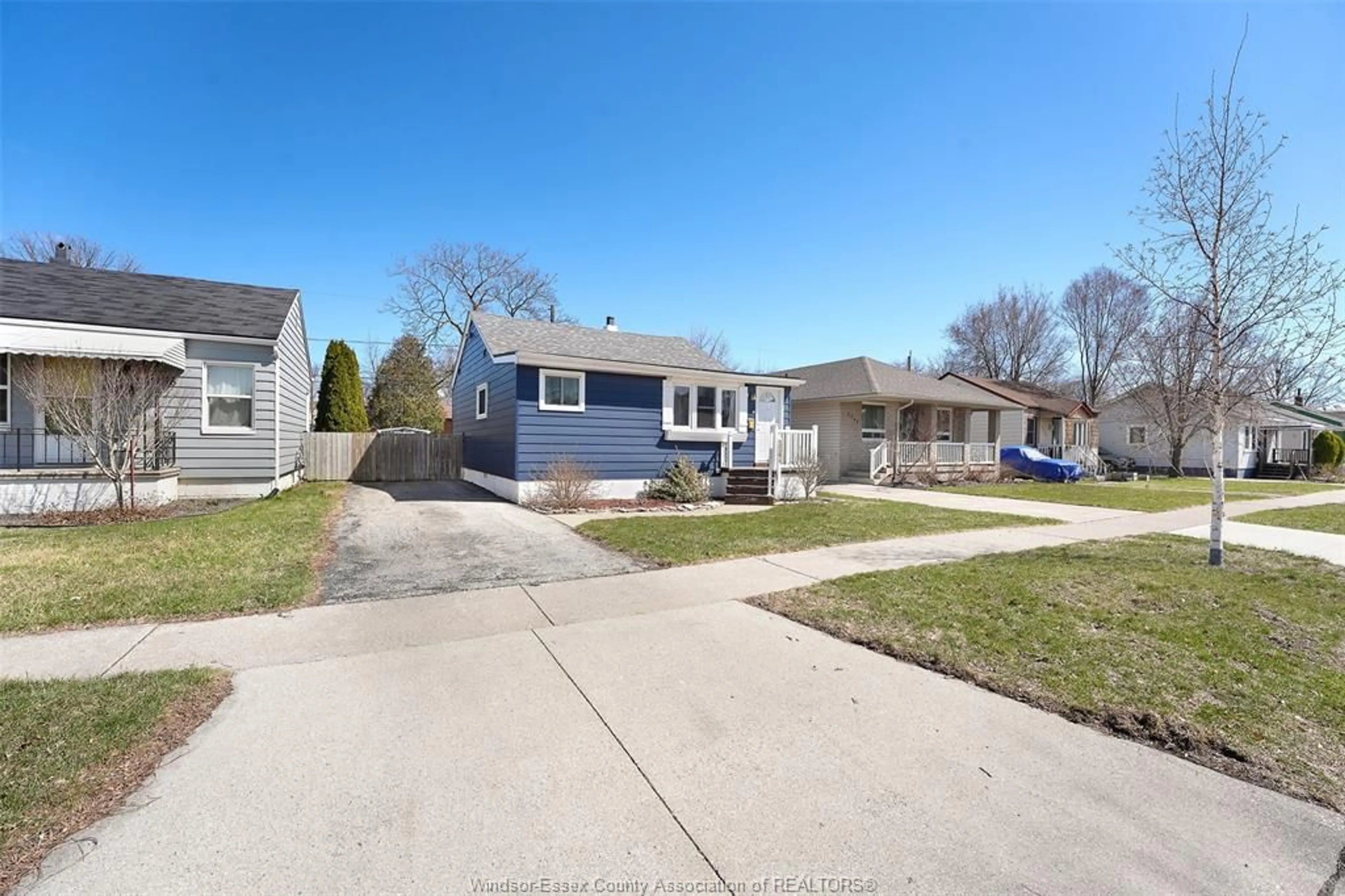 A pic from outside/outdoor area/front of a property/back of a property/a pic from drone, street for 2264 Forest Ave, Windsor Ontario N8W 2G6