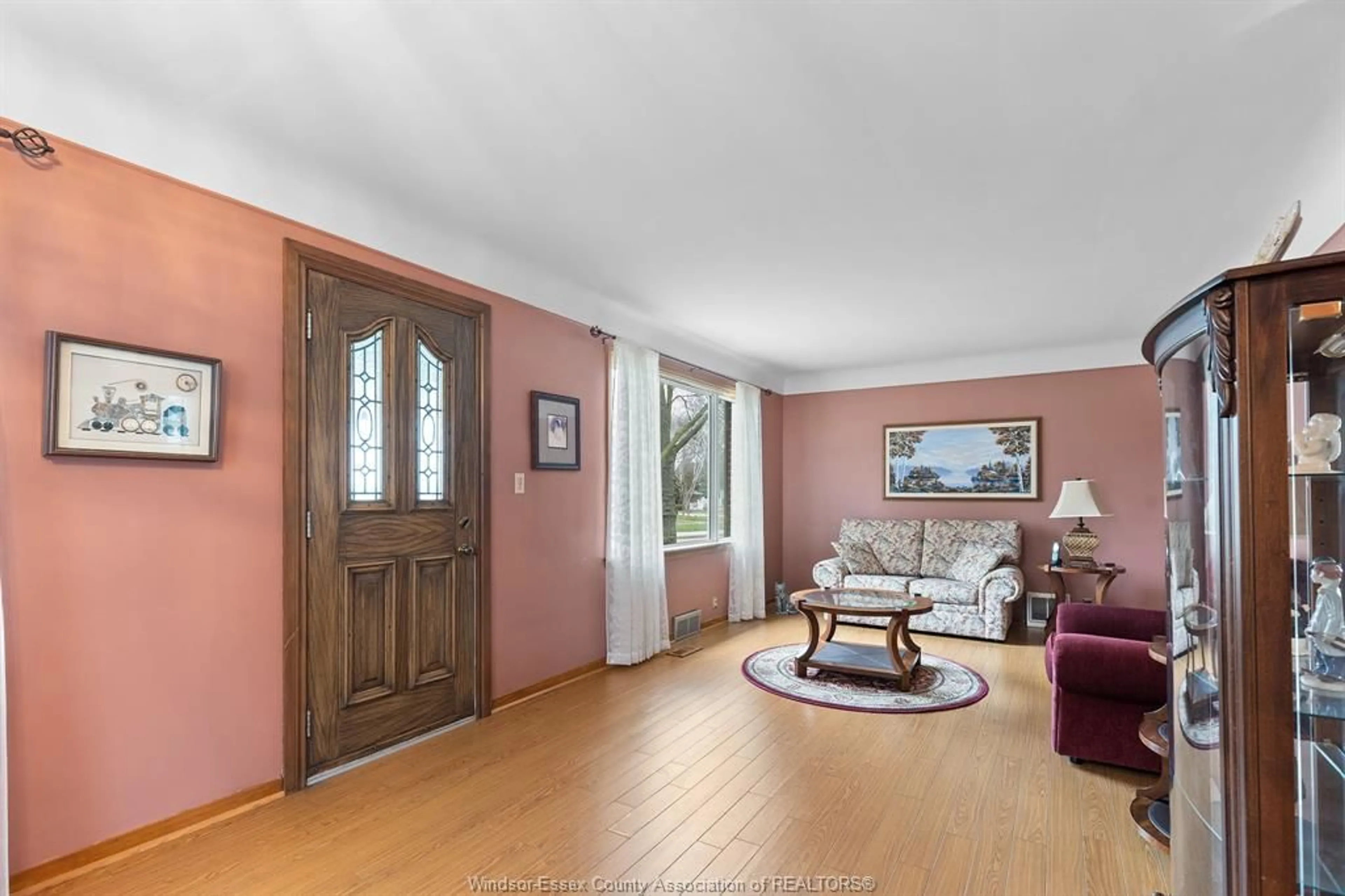 Indoor foyer for 1231 Roselawn Dr, Windsor Ontario N9E 1L7