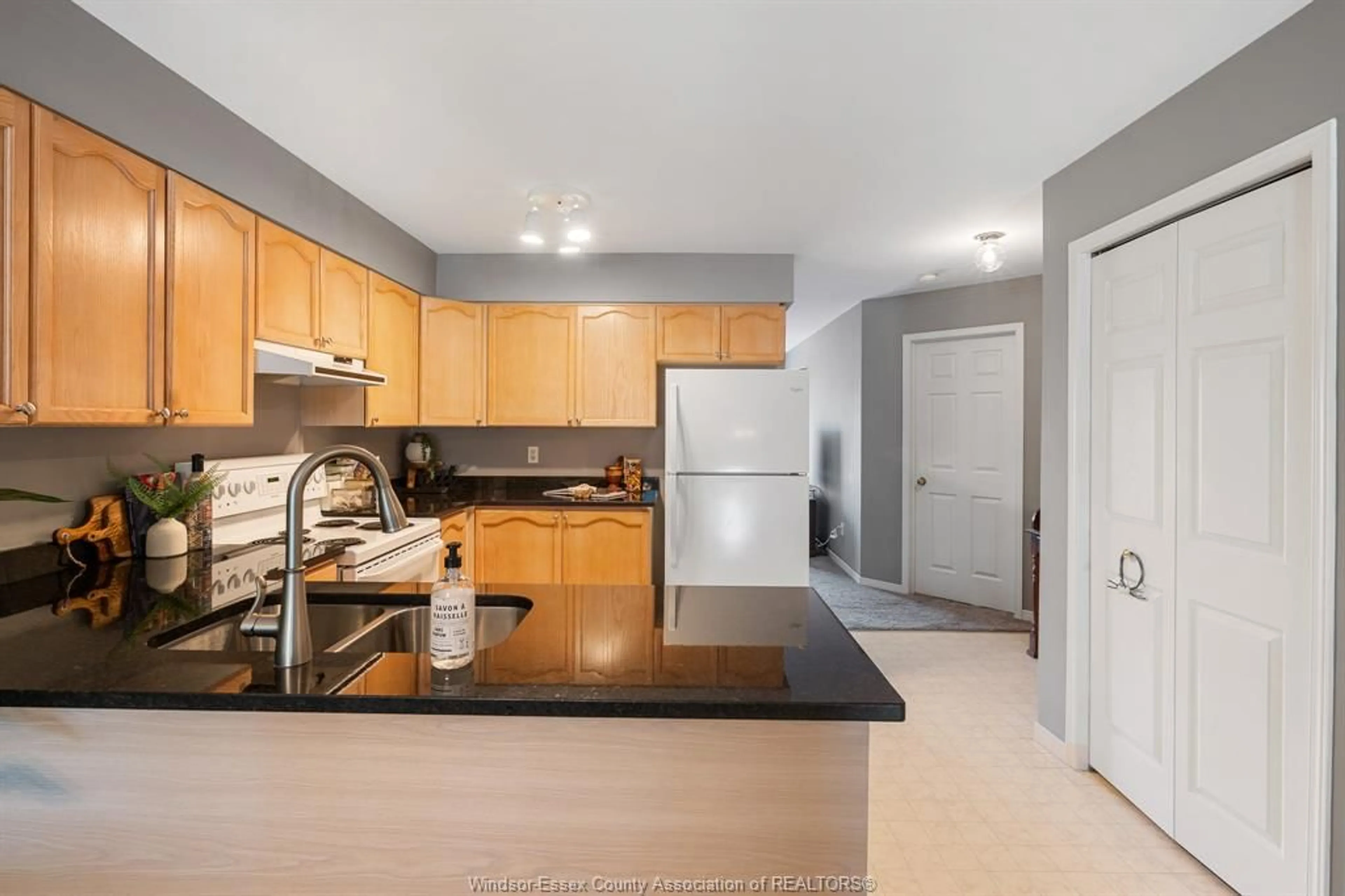 Standard kitchen, unknown for 1429 MICKAILA Cres, Tecumseh Ontario N8N 4Z2