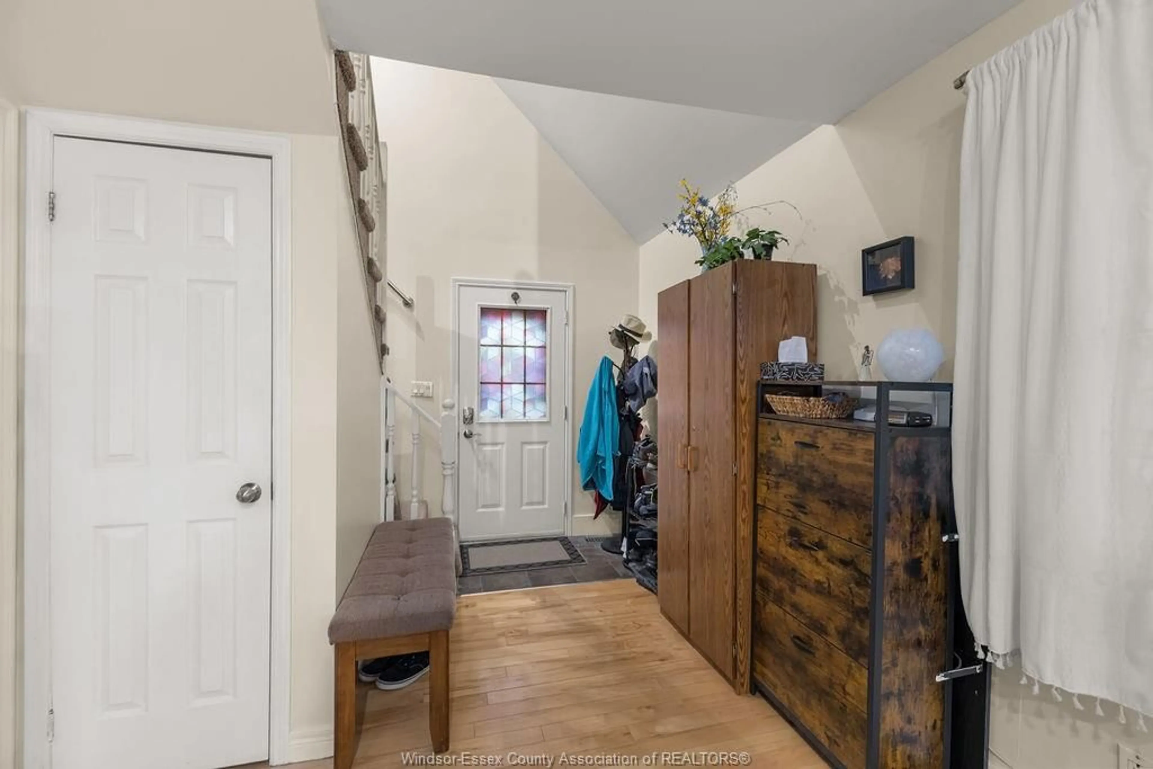 Indoor entryway for 2119 LONGFELLOW Ave, Windsor Ontario N9B 3J5