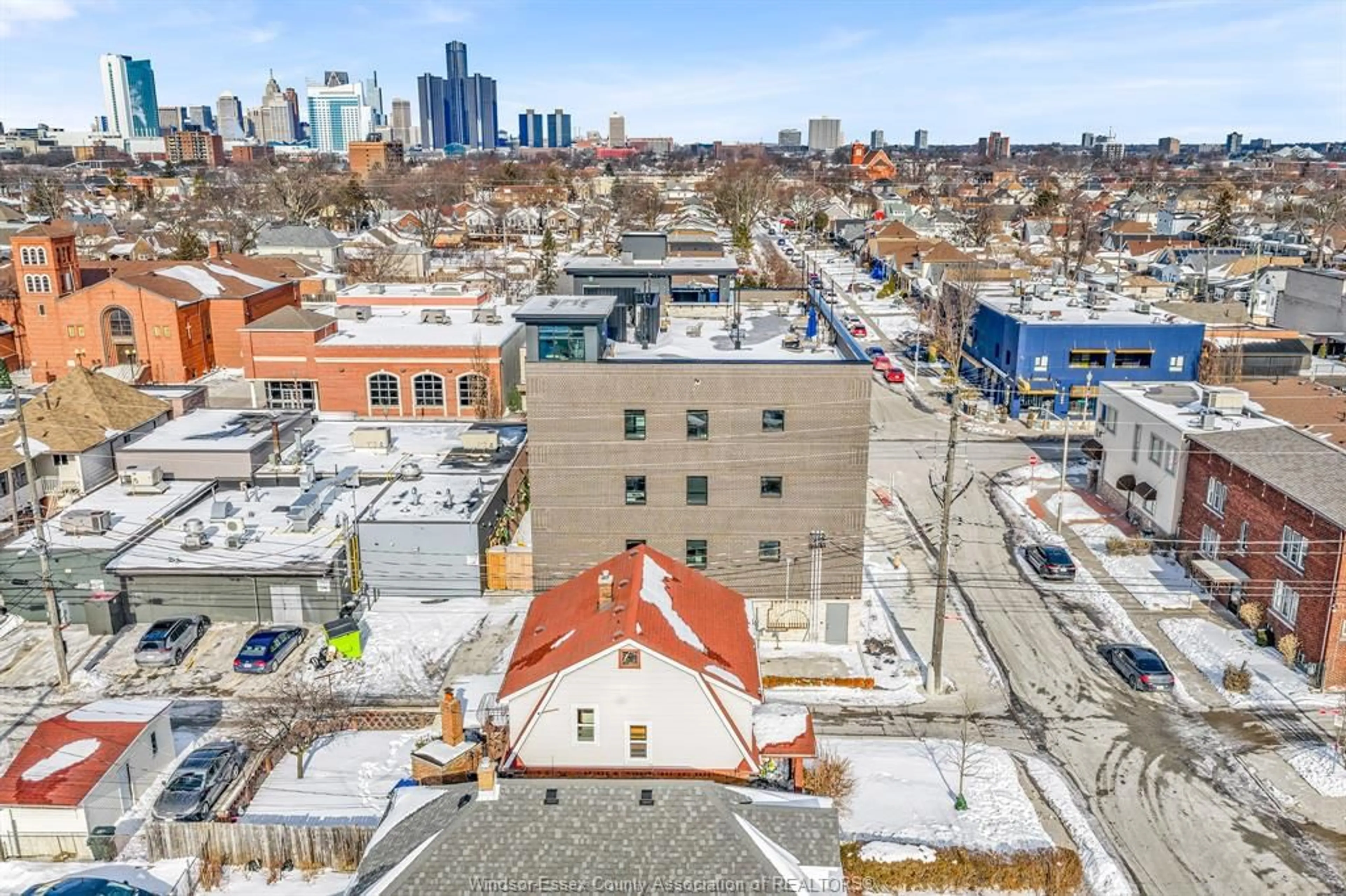 A pic from outside/outdoor area/front of a property/back of a property/a pic from drone, city buildings view from balcony for 1027 MARENTETTE Ave, Windsor Ontario N9A 2A4