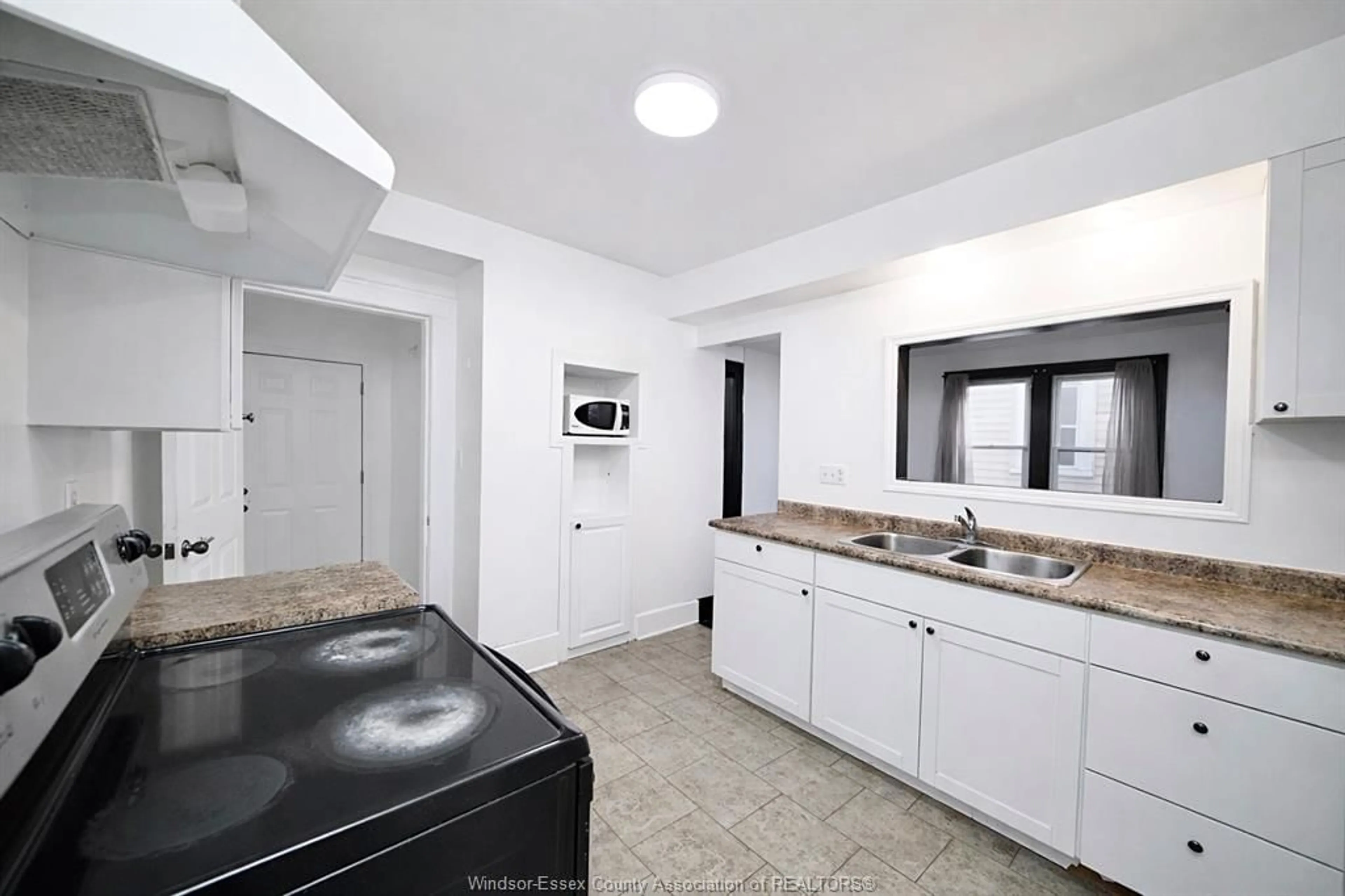 Standard kitchen, ceramic/tile floor for 3463 HARRIS St, Windsor Ontario N9C 1N6