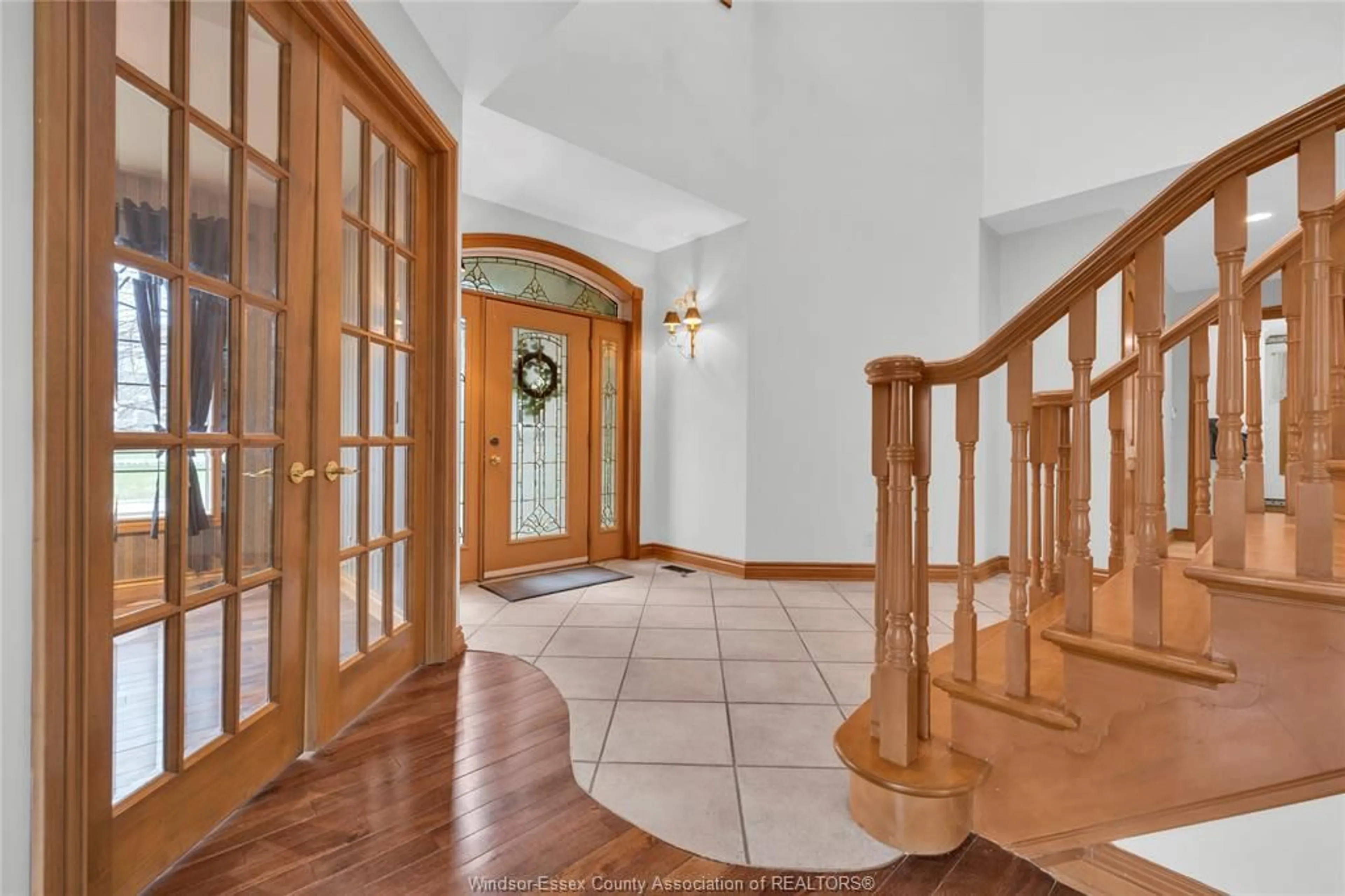 Indoor foyer for 303 SHOREVIEW Cir, Windsor Ontario N8P 1M7