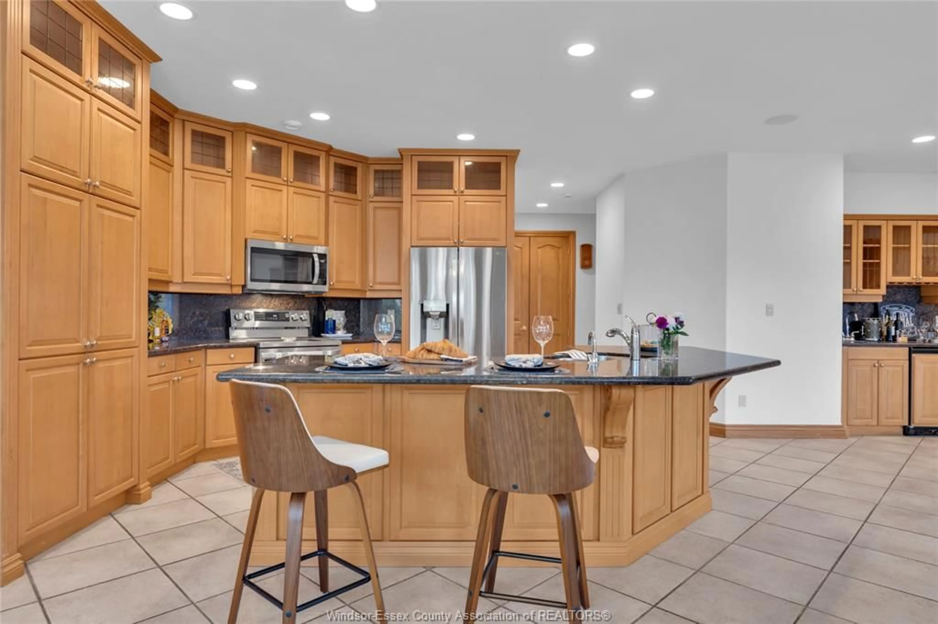 Open concept kitchen, ceramic/tile floor for 303 SHOREVIEW Cir, Windsor Ontario N8P 1M7