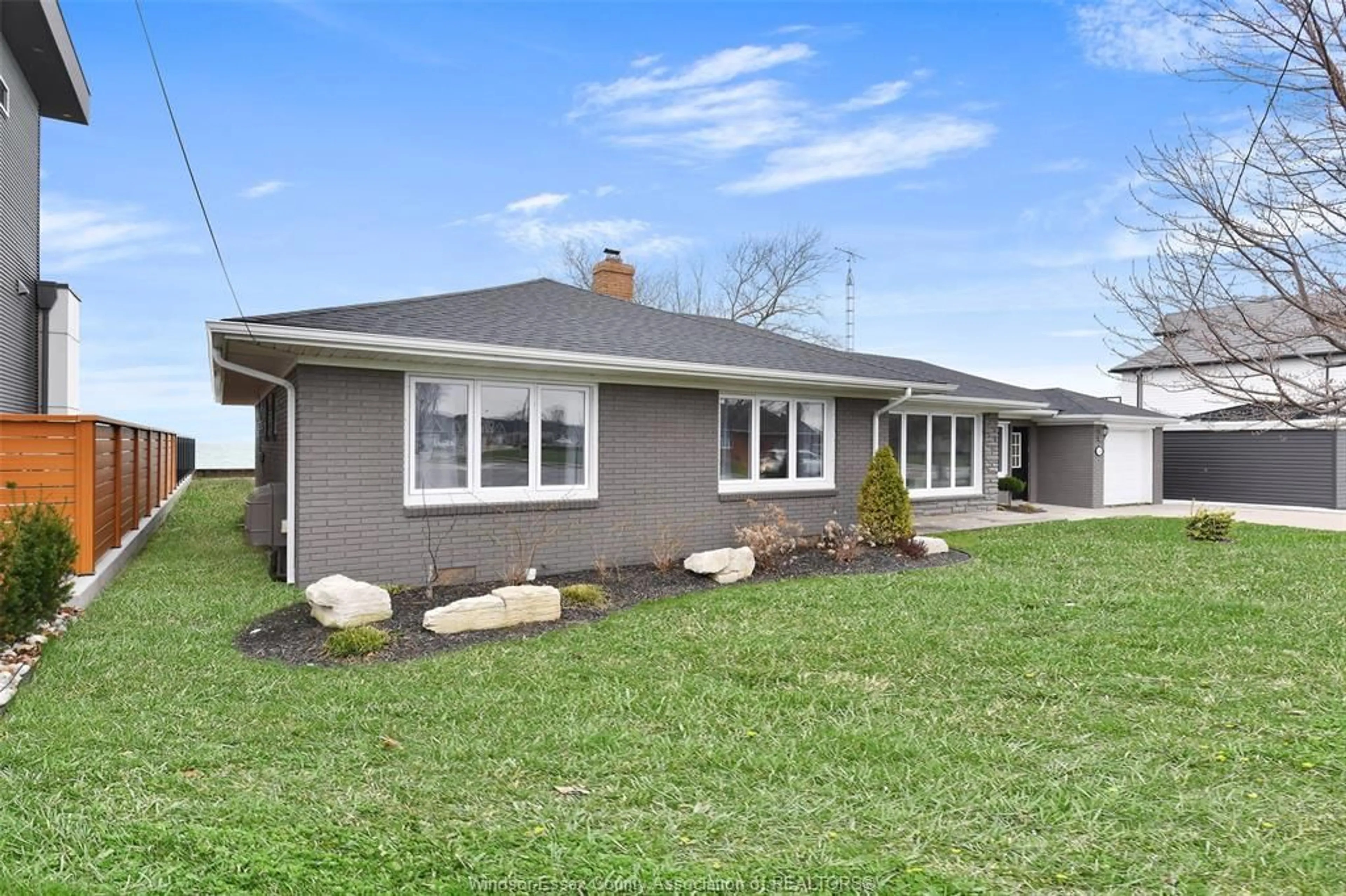 Home with vinyl exterior material, unknown for 208 ROBSON Rd, Leamington Ontario N8H 5R2