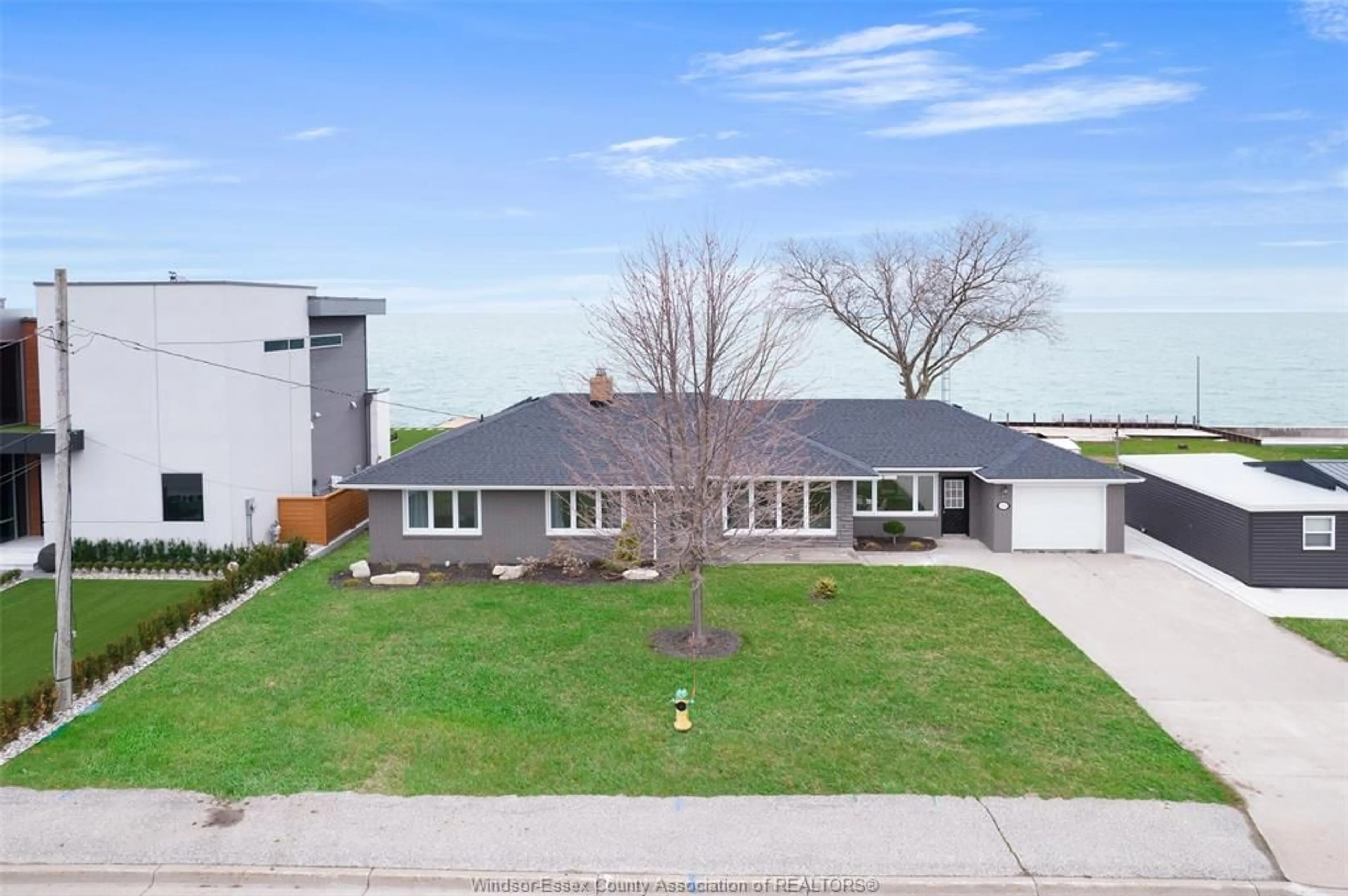 A pic from outside/outdoor area/front of a property/back of a property/a pic from drone, street for 208 ROBSON Rd, Leamington Ontario N8H 5R2