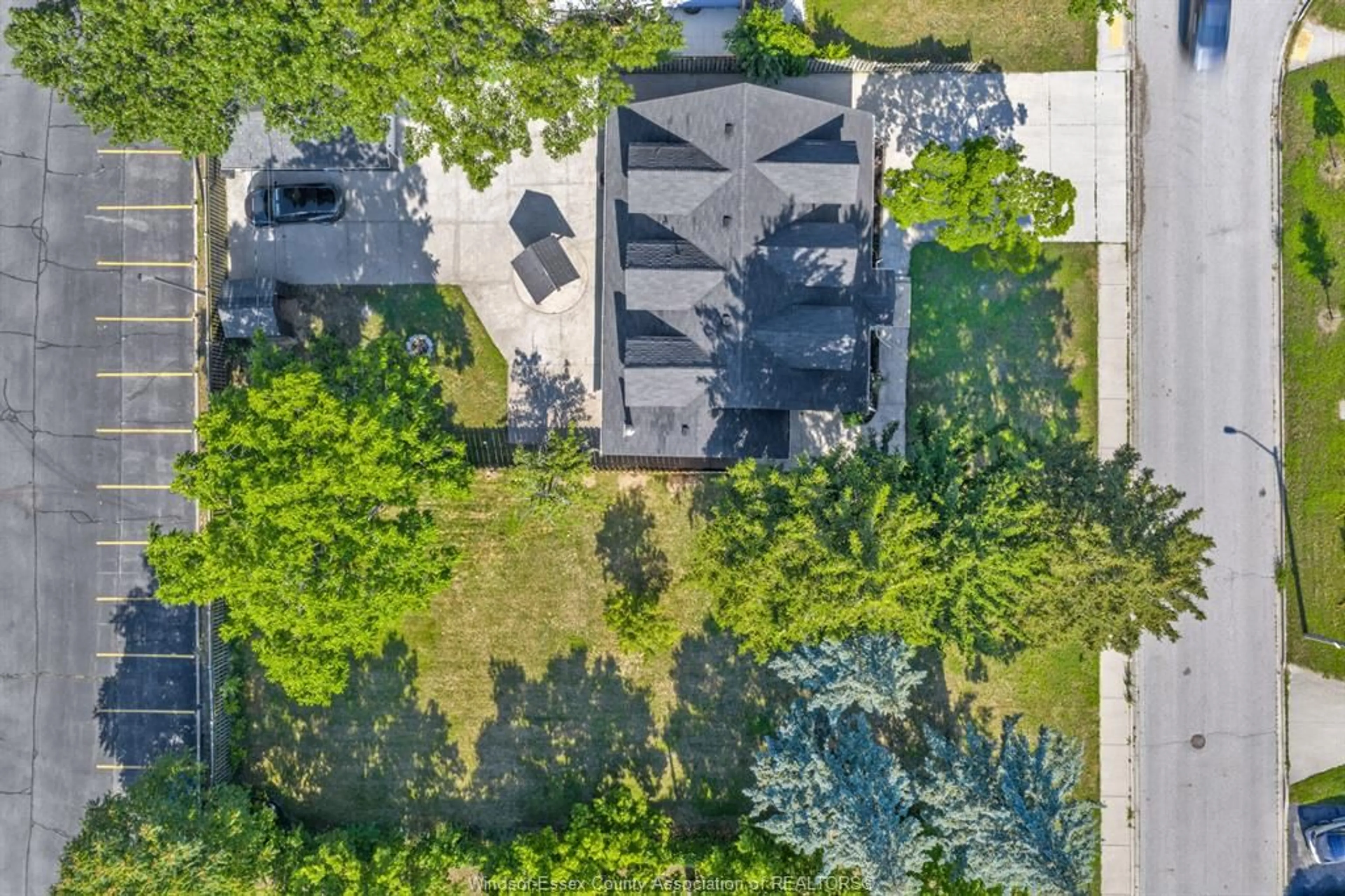 A pic from outside/outdoor area/front of a property/back of a property/a pic from drone, street for 1361 CHAPPELL Ave, Windsor Ontario N9C 3E1