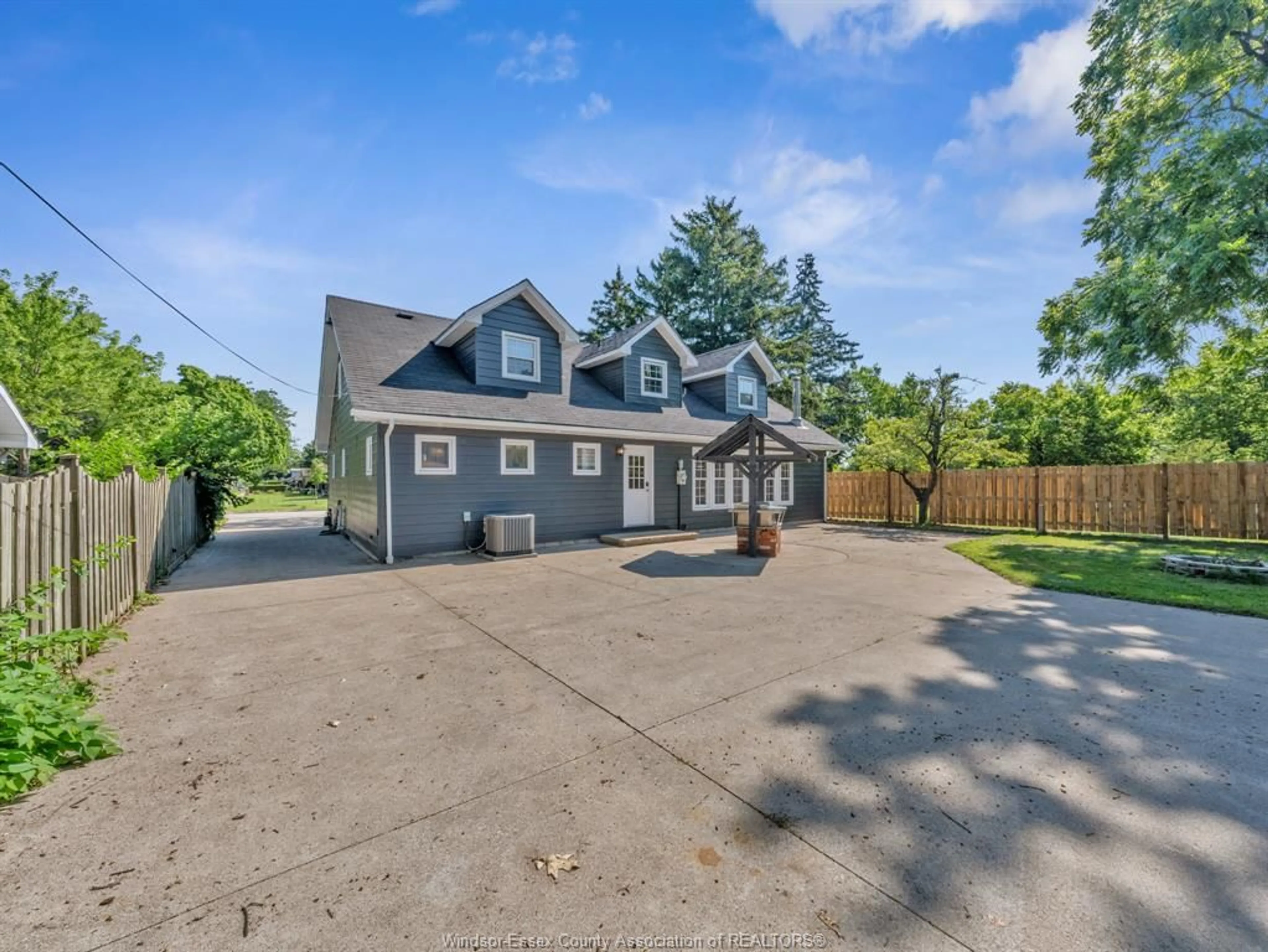 A pic from outside/outdoor area/front of a property/back of a property/a pic from drone, street for 1361 CHAPPELL Ave, Windsor Ontario N9C 3E1