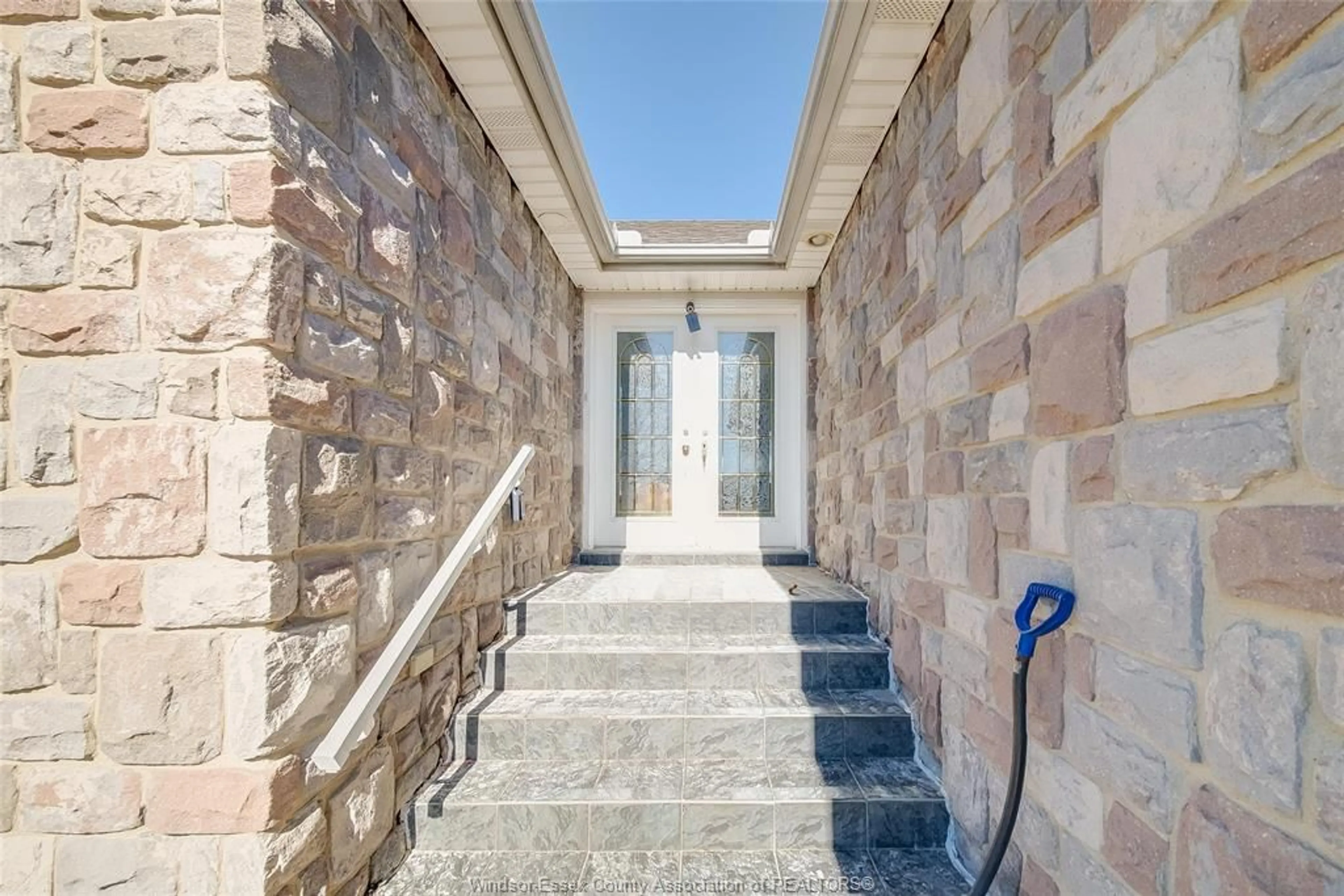 Indoor foyer for 145 ELLISON St, Leamington Ontario N8H 5H9