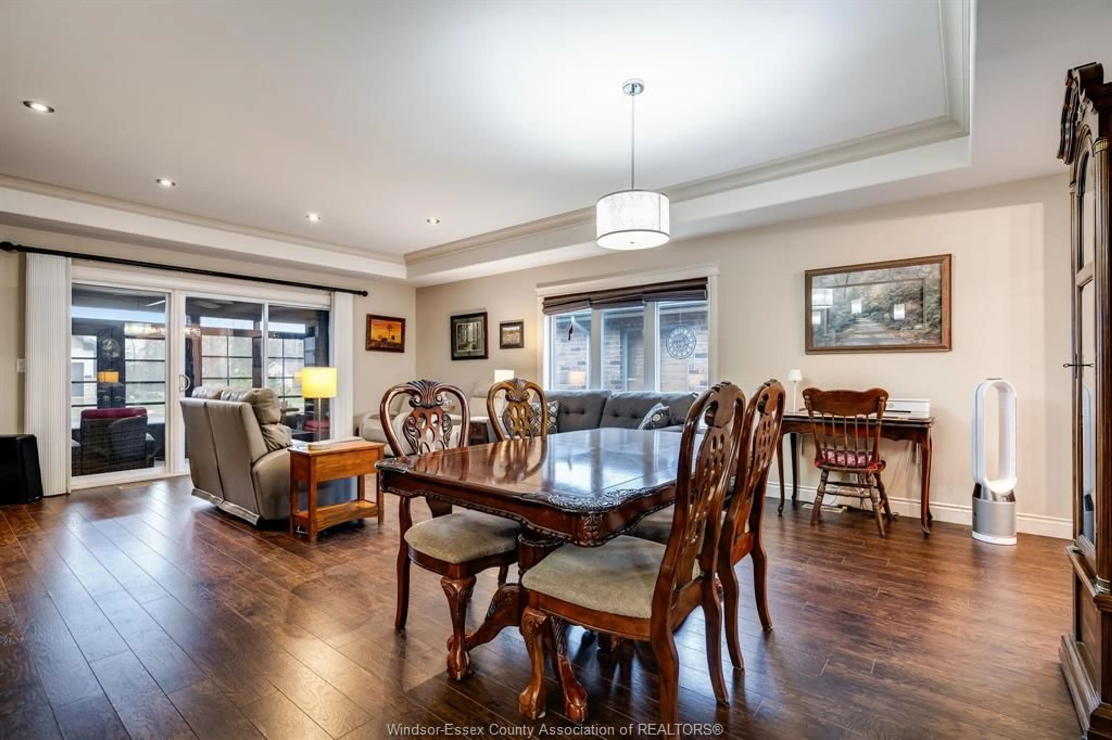 Dining room, wood/laminate floor for 33 Robin Crt, Kingsville Ontario N9Y 0E1