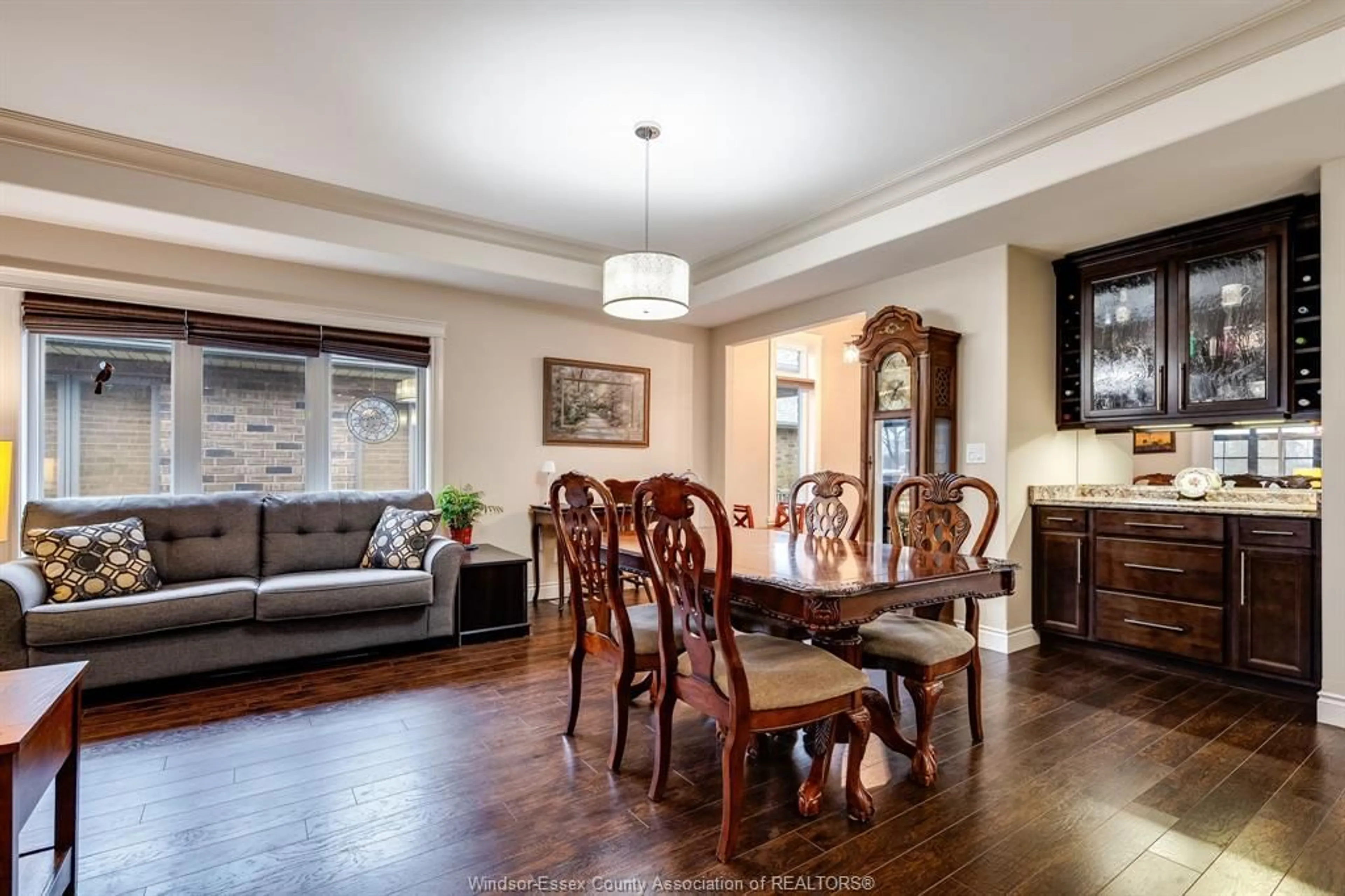 Dining room, wood/laminate floor for 33 Robin Crt, Kingsville Ontario N9Y 0E1