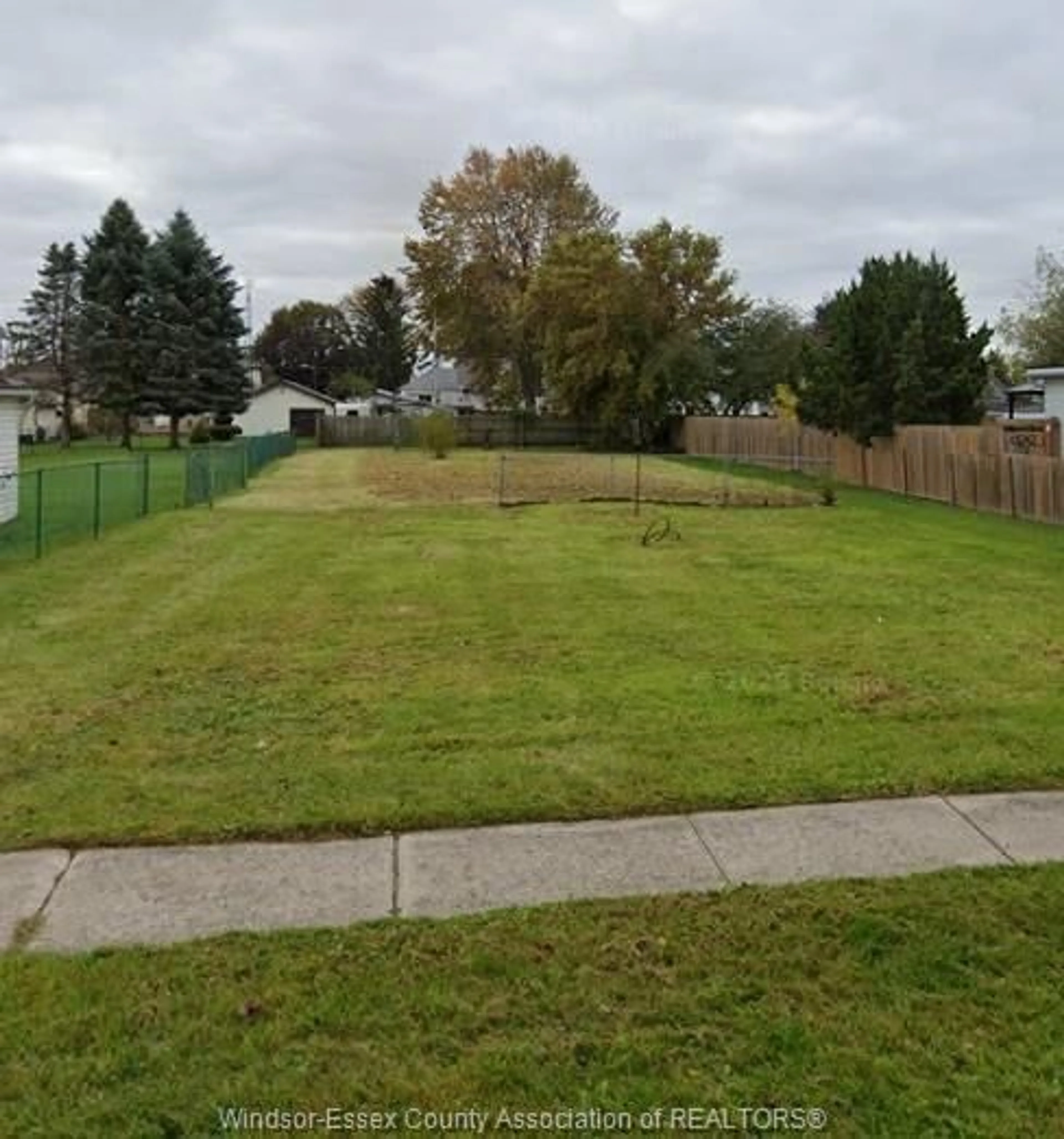 A pic from outside/outdoor area/front of a property/back of a property/a pic from drone, street for 1123 Elgin, Wallaceburg Ontario N8A 3E5