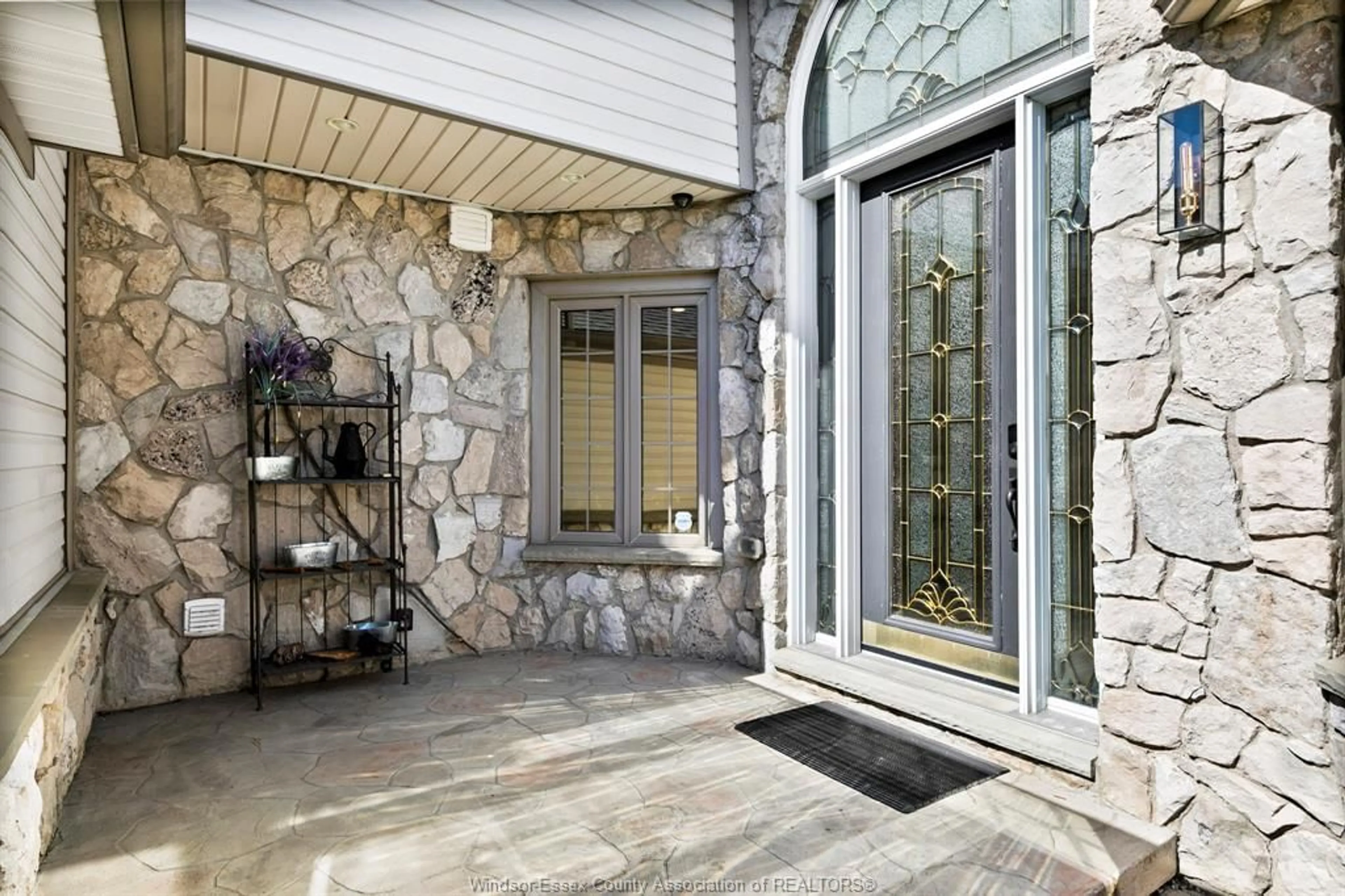 Indoor entryway for 504 Gold Coast Dr, Boblo Island Ontario N9V 4B2