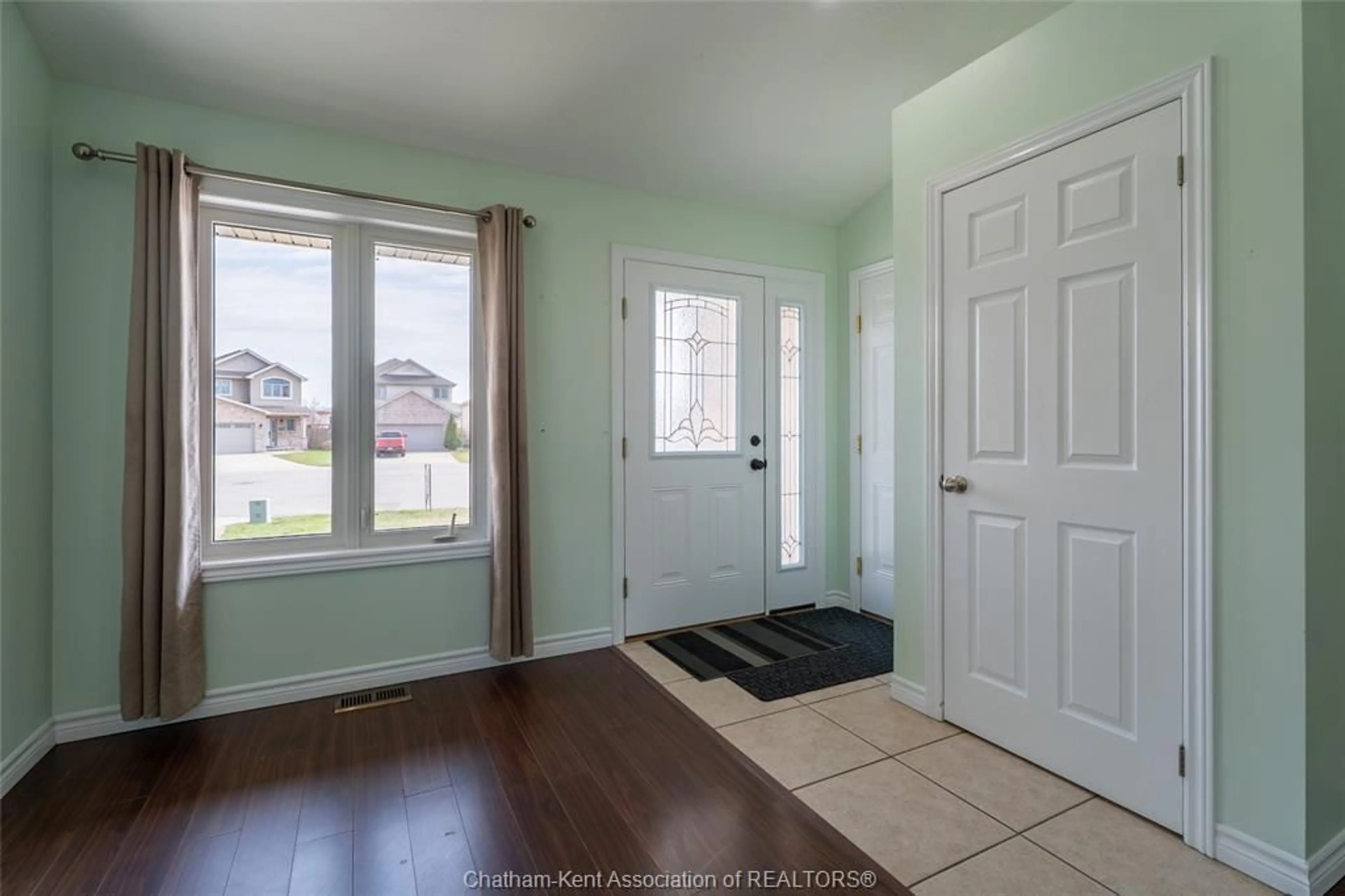 Indoor entryway for 15 GOLDENROD Crt, Chatham Ontario N7L 0A2