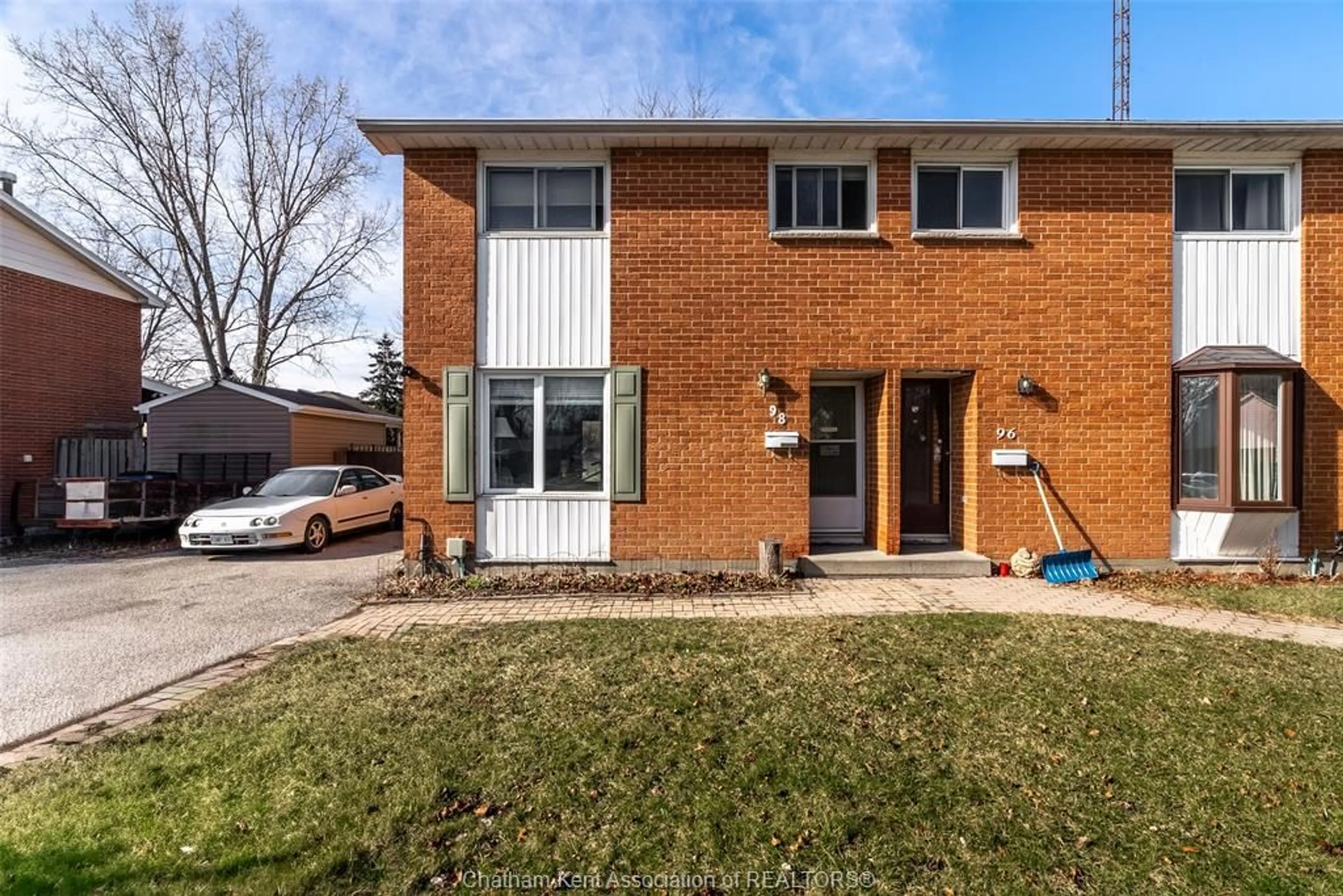 Home with brick exterior material, street for 98 Wedgewood Ave, Chatham Ontario N7M 5T4