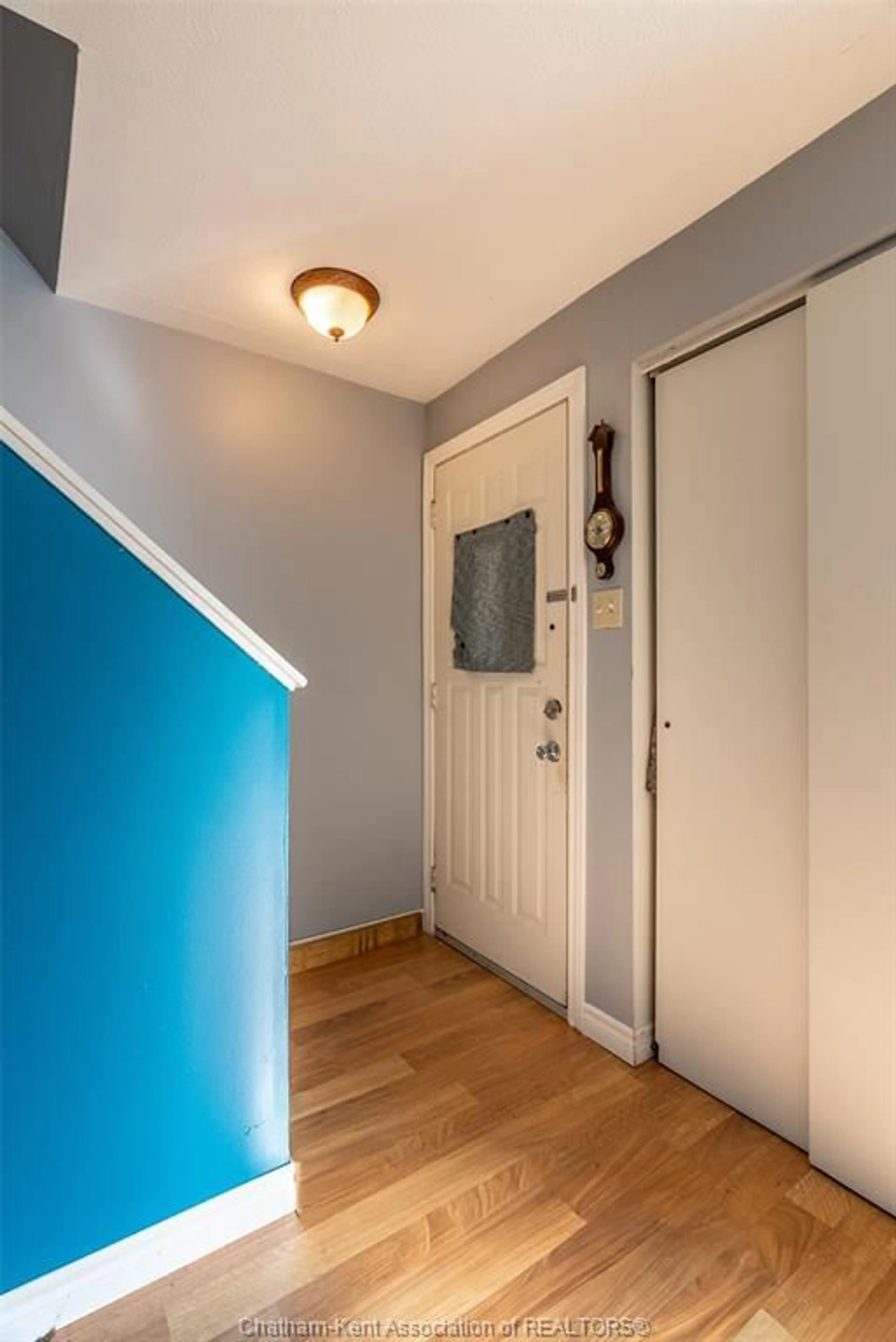Indoor entryway for 98 Wedgewood Ave, Chatham Ontario N7M 5T4