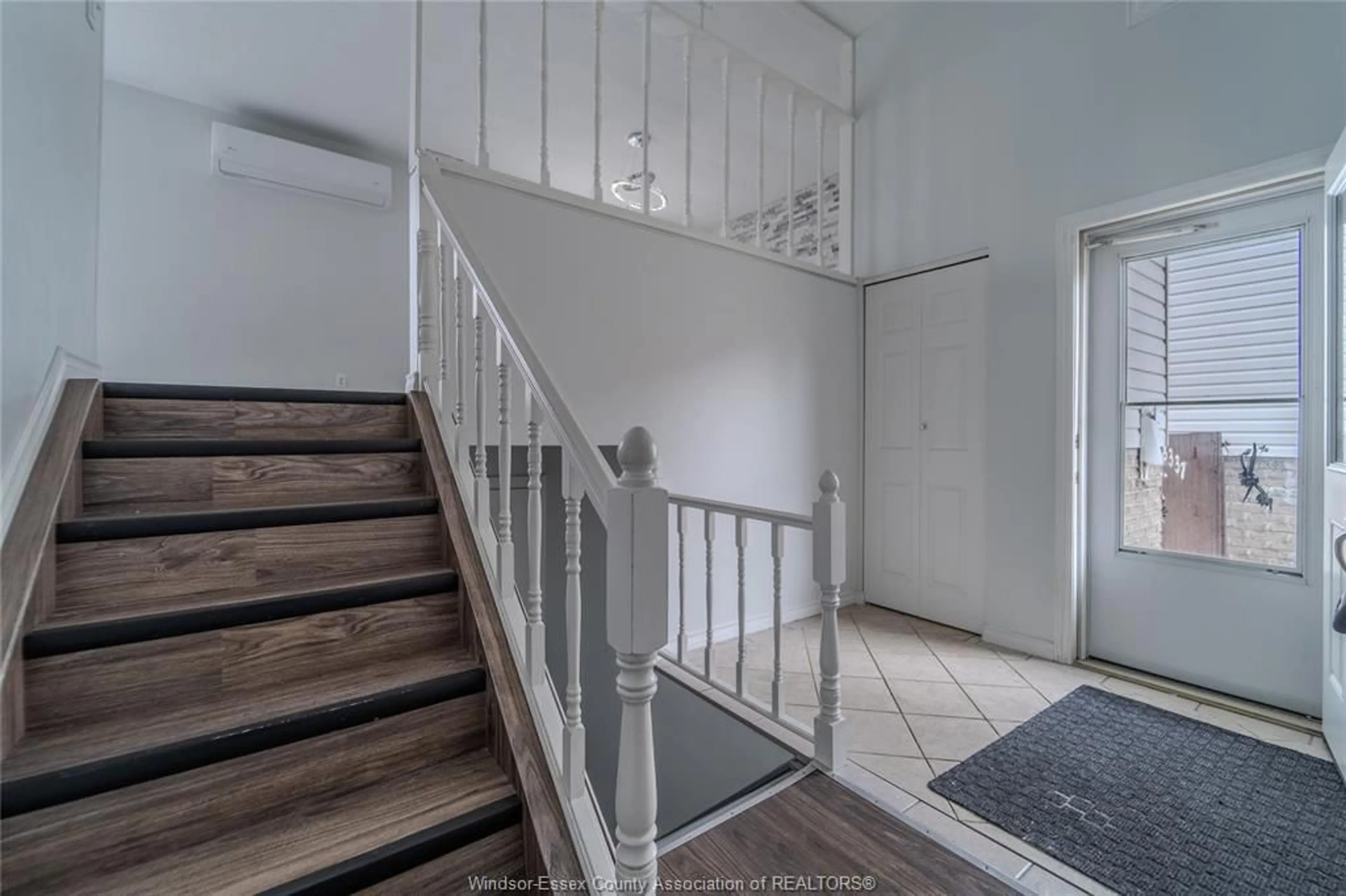 Stairs for 8337 East Moor Crt, Windsor Ontario N8S 4M7