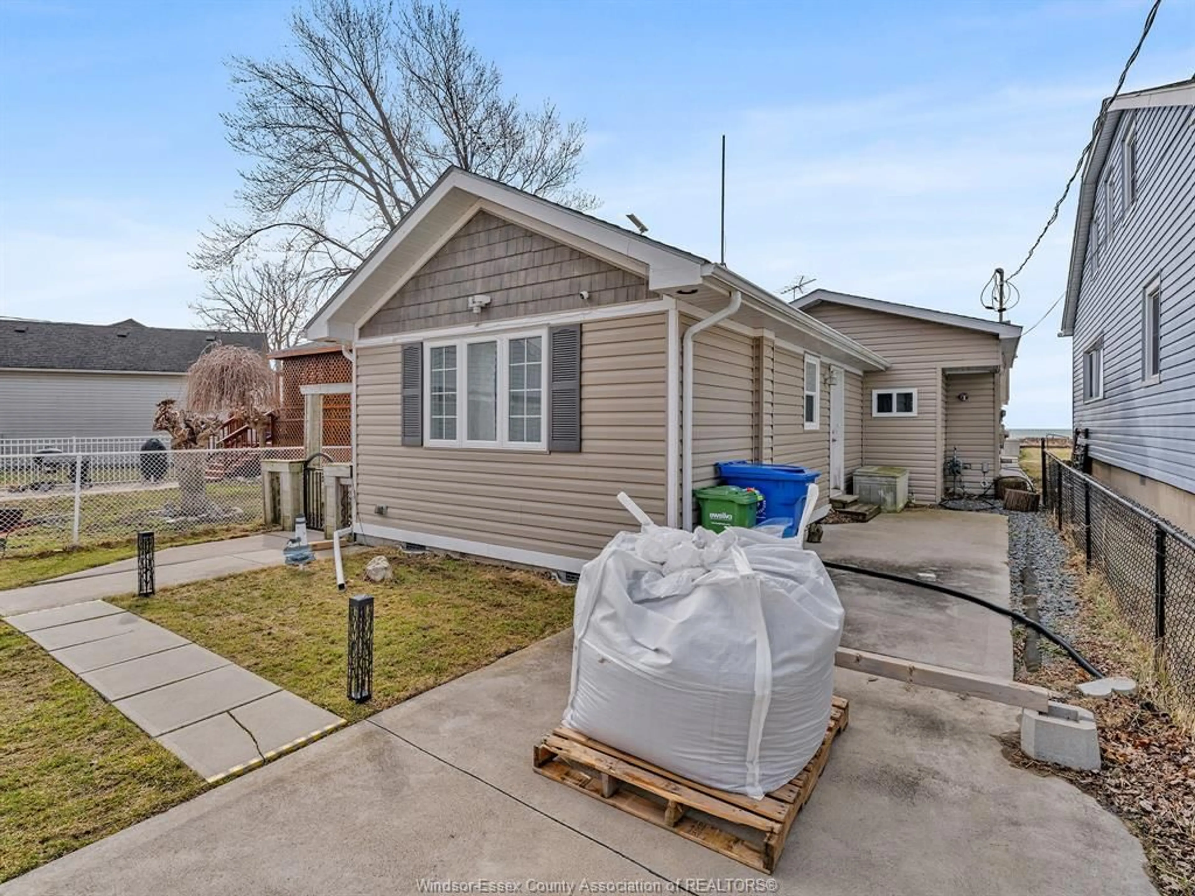 Home with vinyl exterior material, street for 515 LYPPS BEACH, Colchester Ontario N0R 1G0