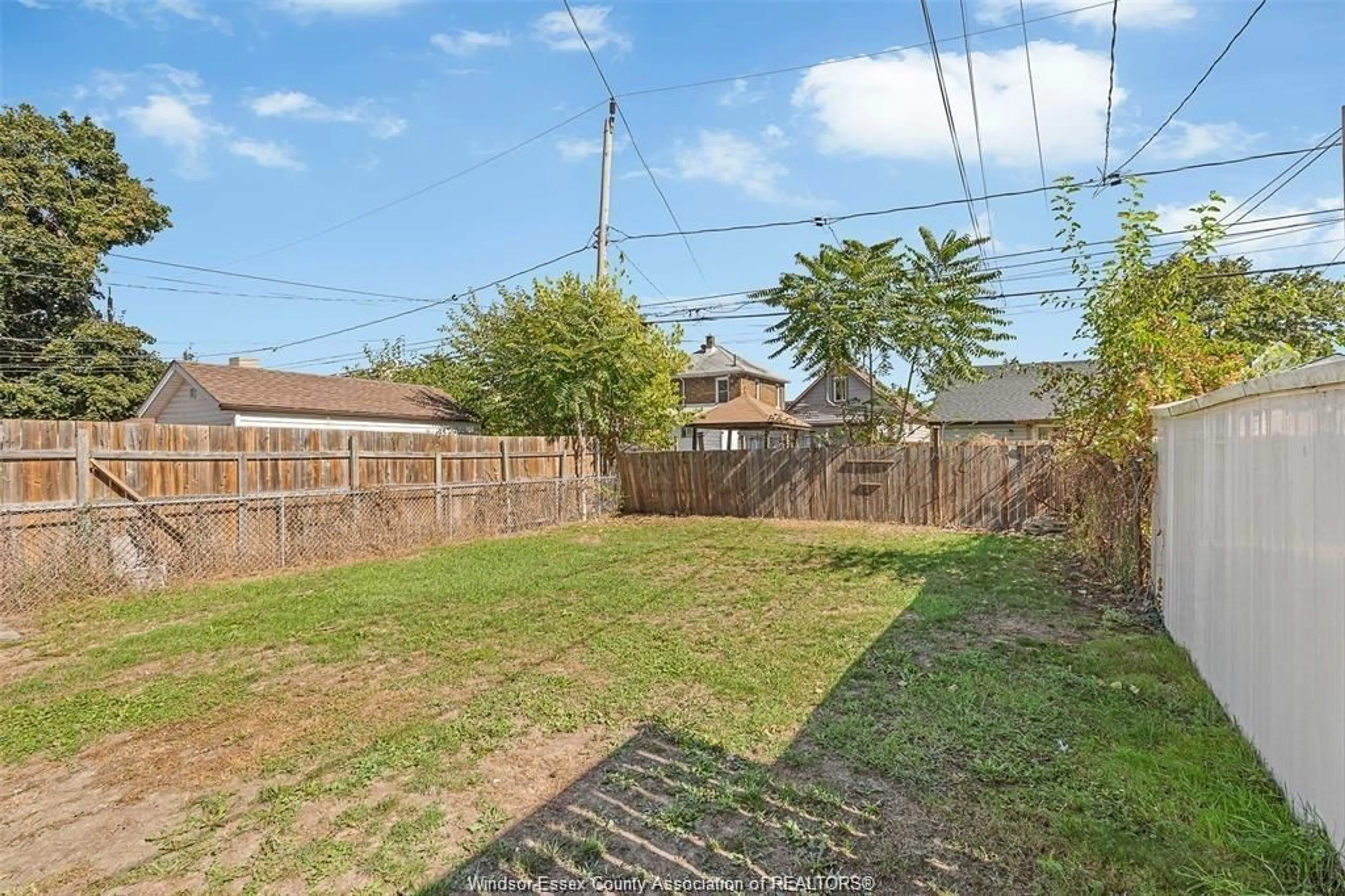 A pic from outside/outdoor area/front of a property/back of a property/a pic from drone, street for 842-844 ELLROSE Ave, Windsor Ontario N8Y 3W7