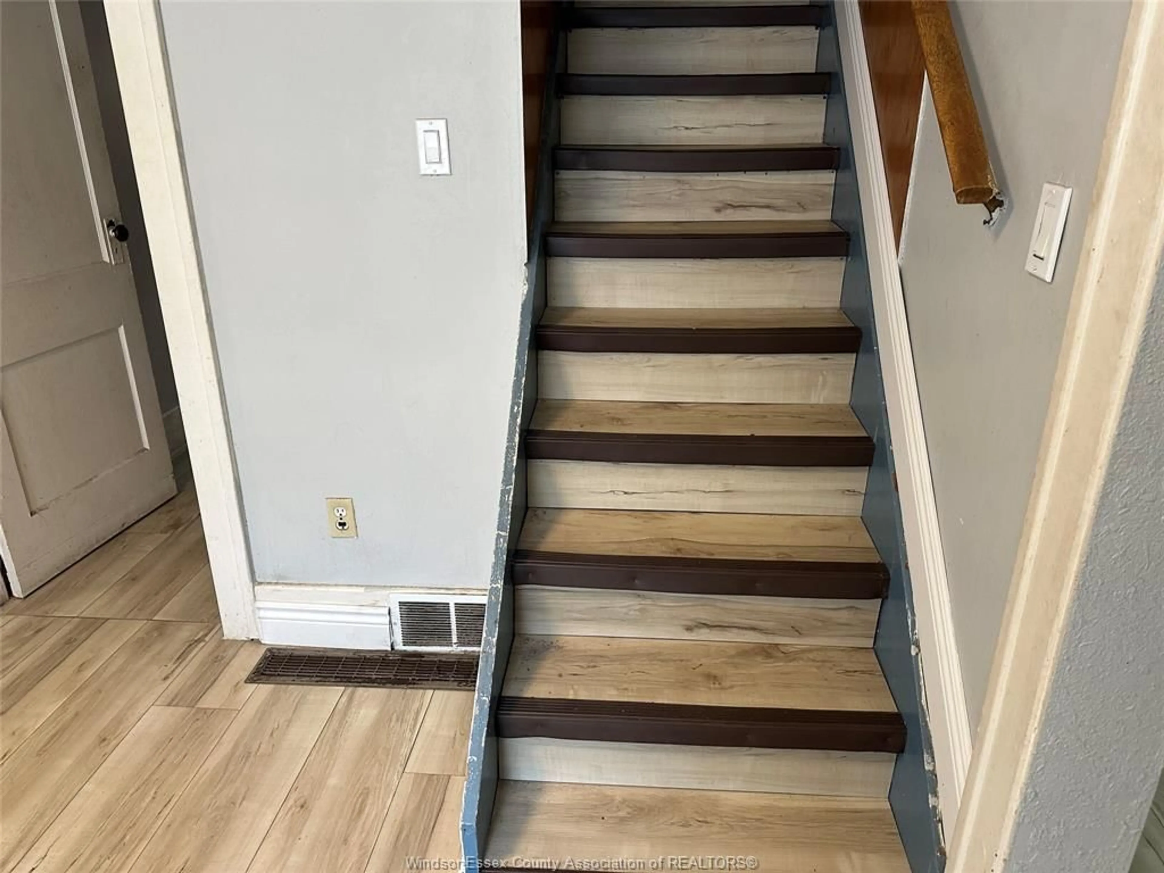 Stairs for 961 CAMPBELL, Windsor Ontario N9B 2J4