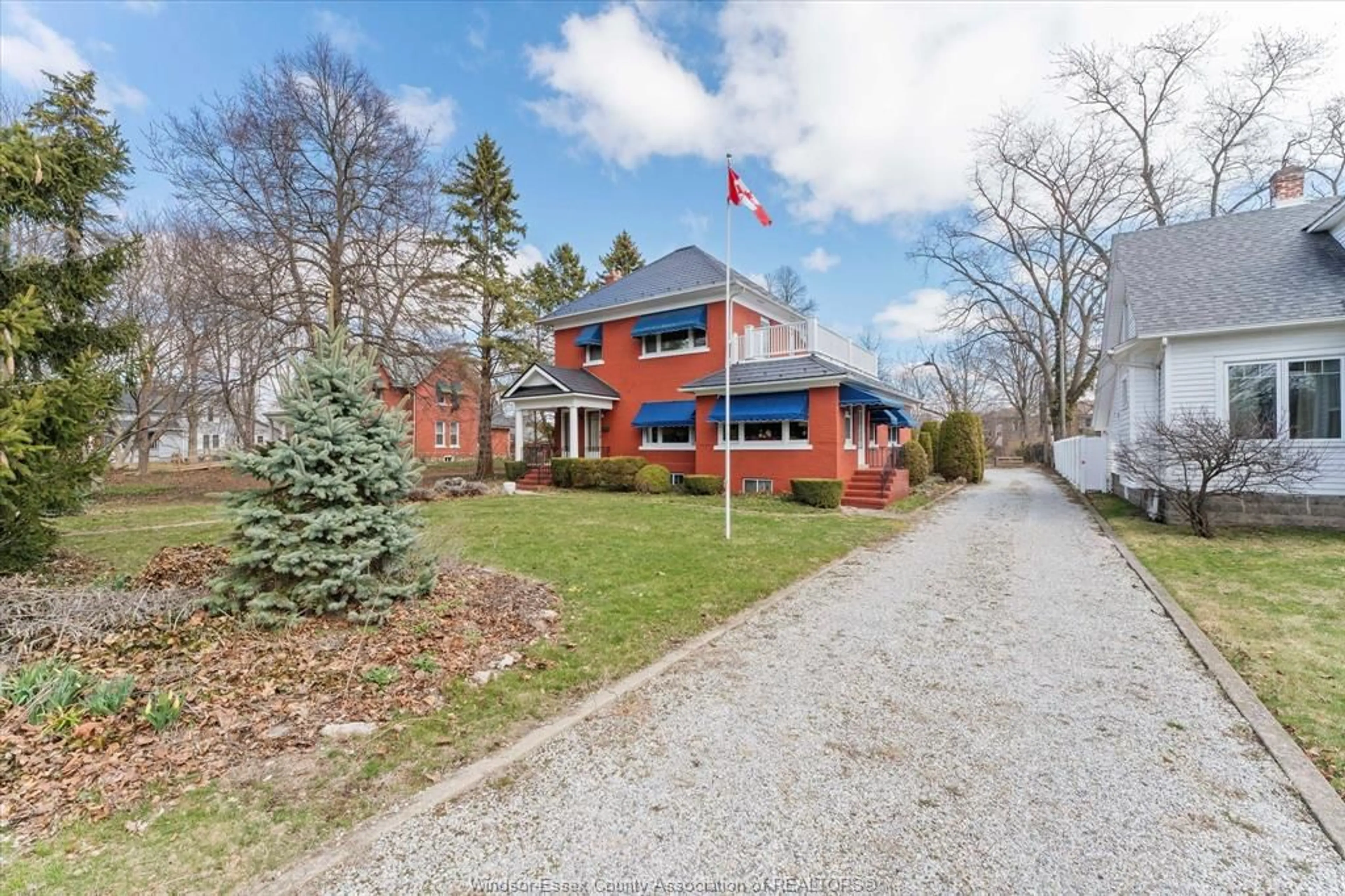 A pic from outside/outdoor area/front of a property/back of a property/a pic from drone, street for 121 DIVISION St, Kingsville Ontario N9Y 1P5