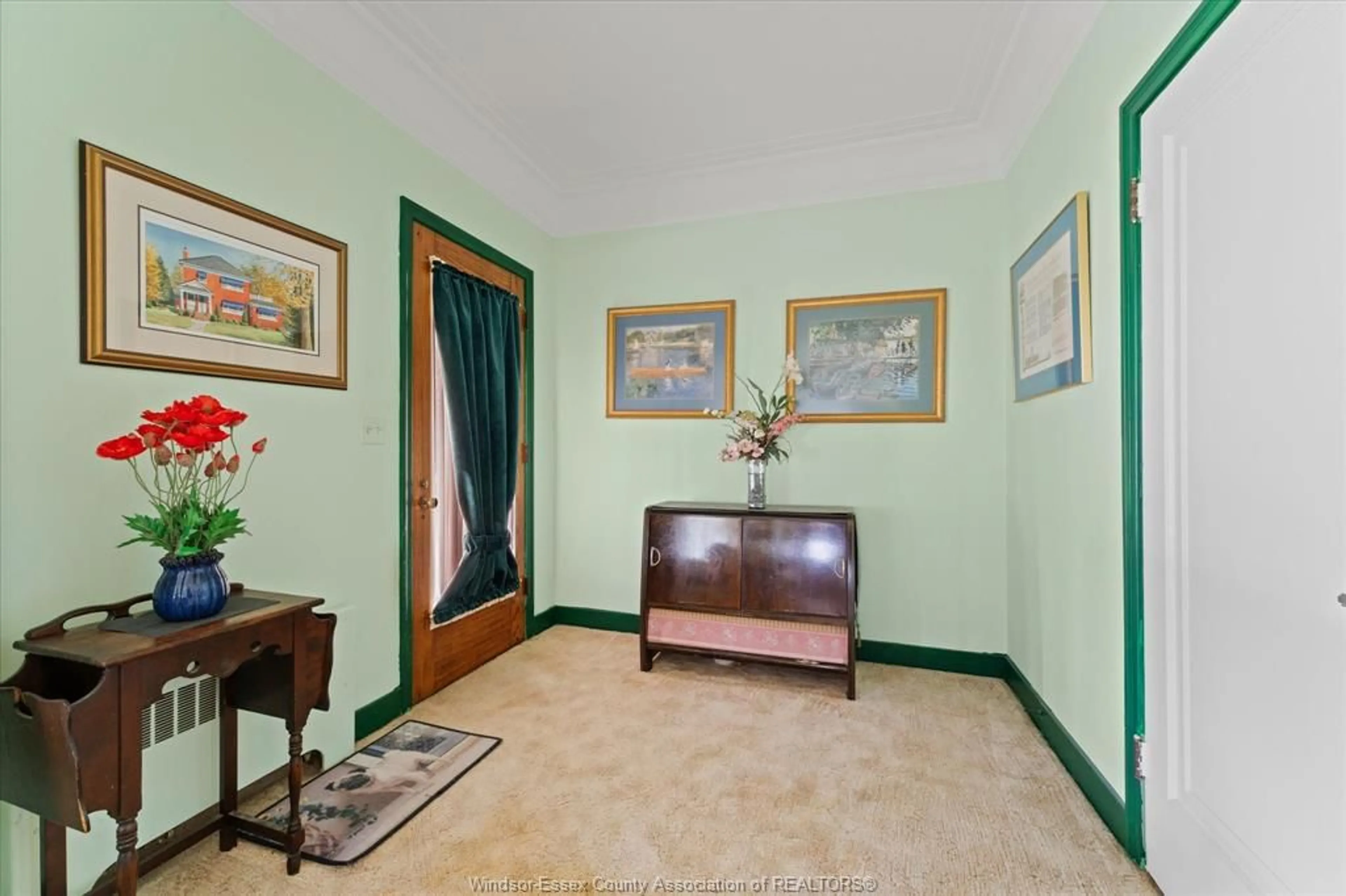 Indoor foyer for 121 DIVISION St, Kingsville Ontario N9Y 1P5