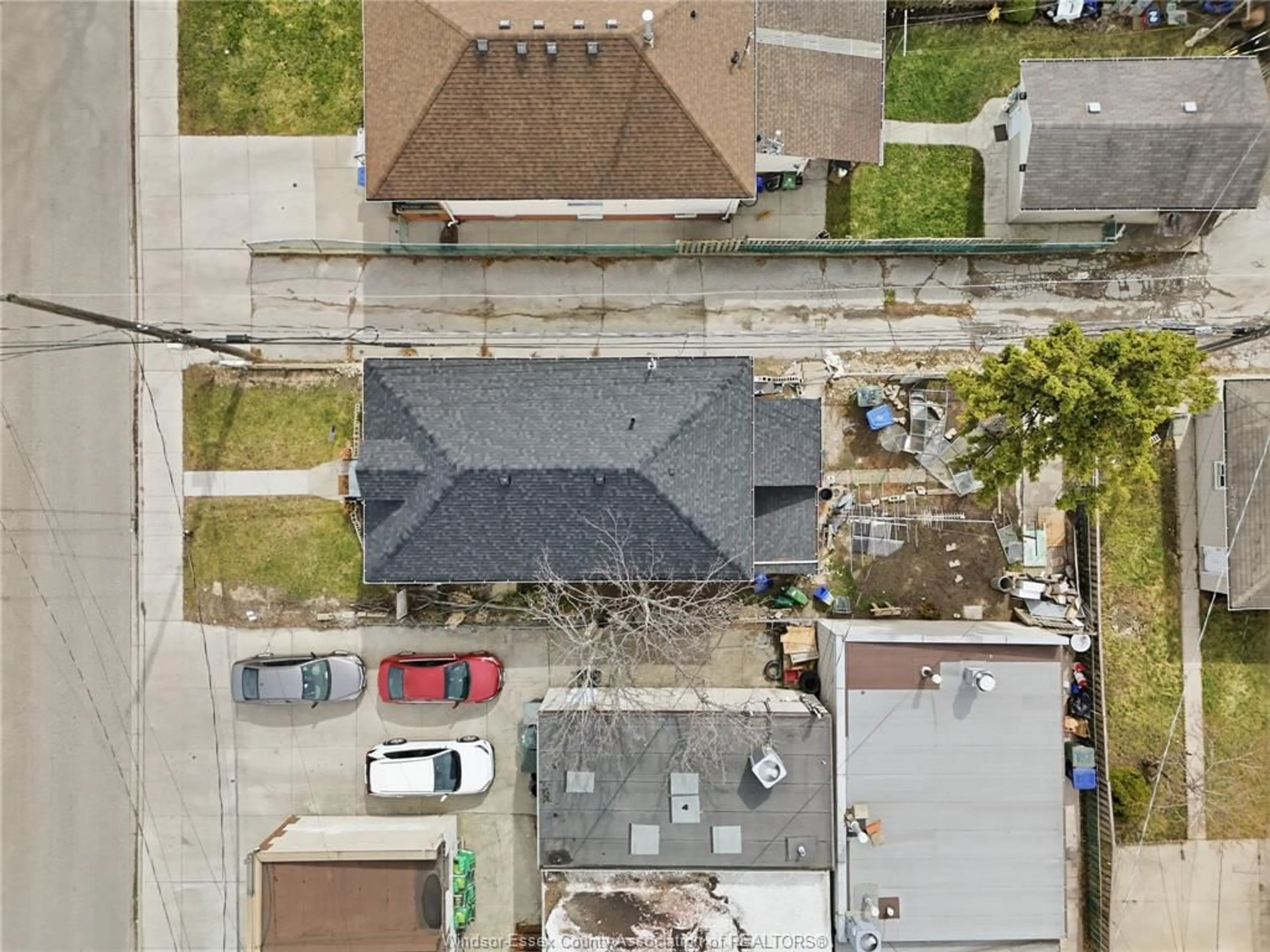 A pic from outside/outdoor area/front of a property/back of a property/a pic from drone, street for 1023 HALL Ave, Windsor Ontario N9A 2M6