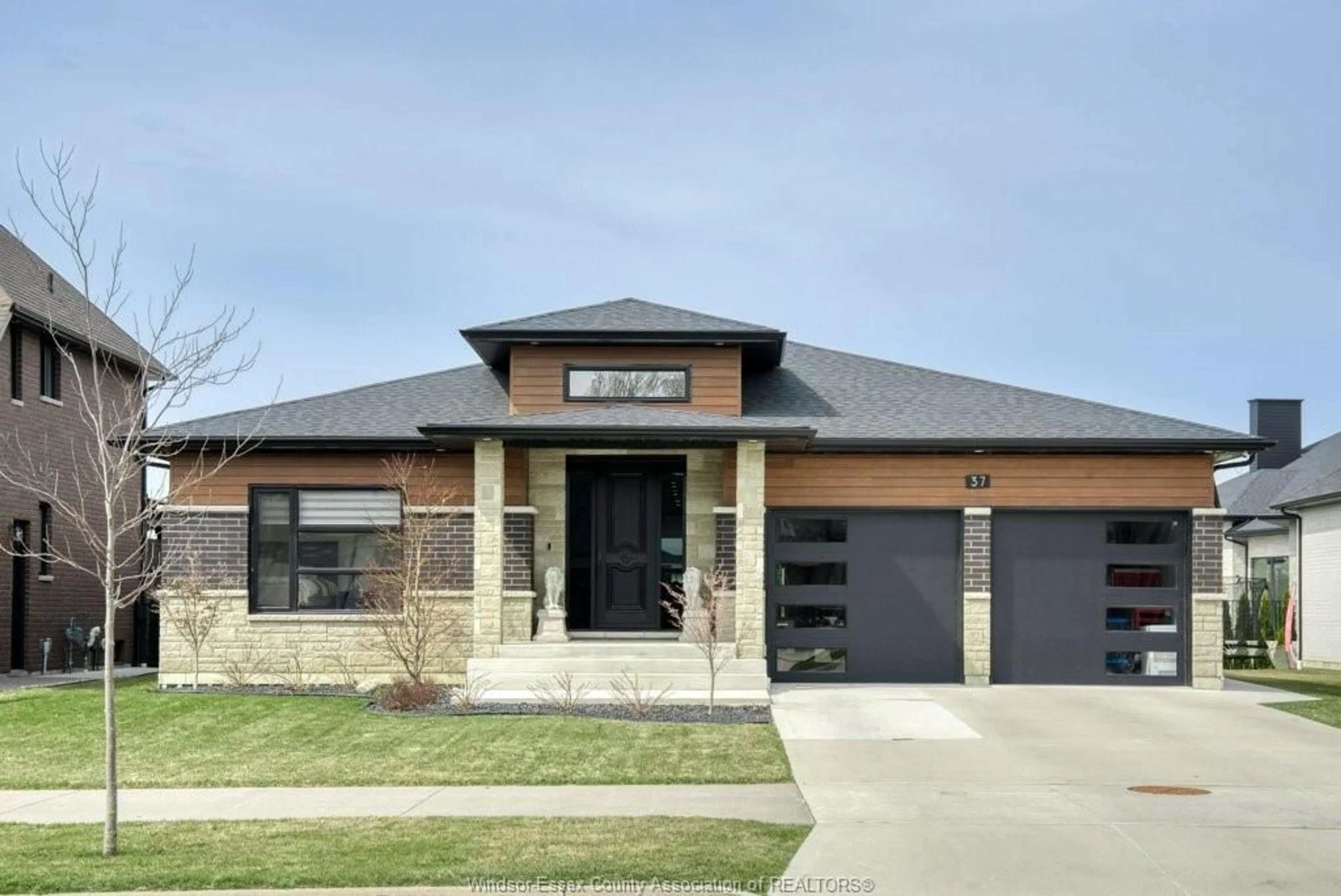 Home with brick exterior material, building for 37 AUGUSTA Dr, Leamington Ontario N8H 0C7