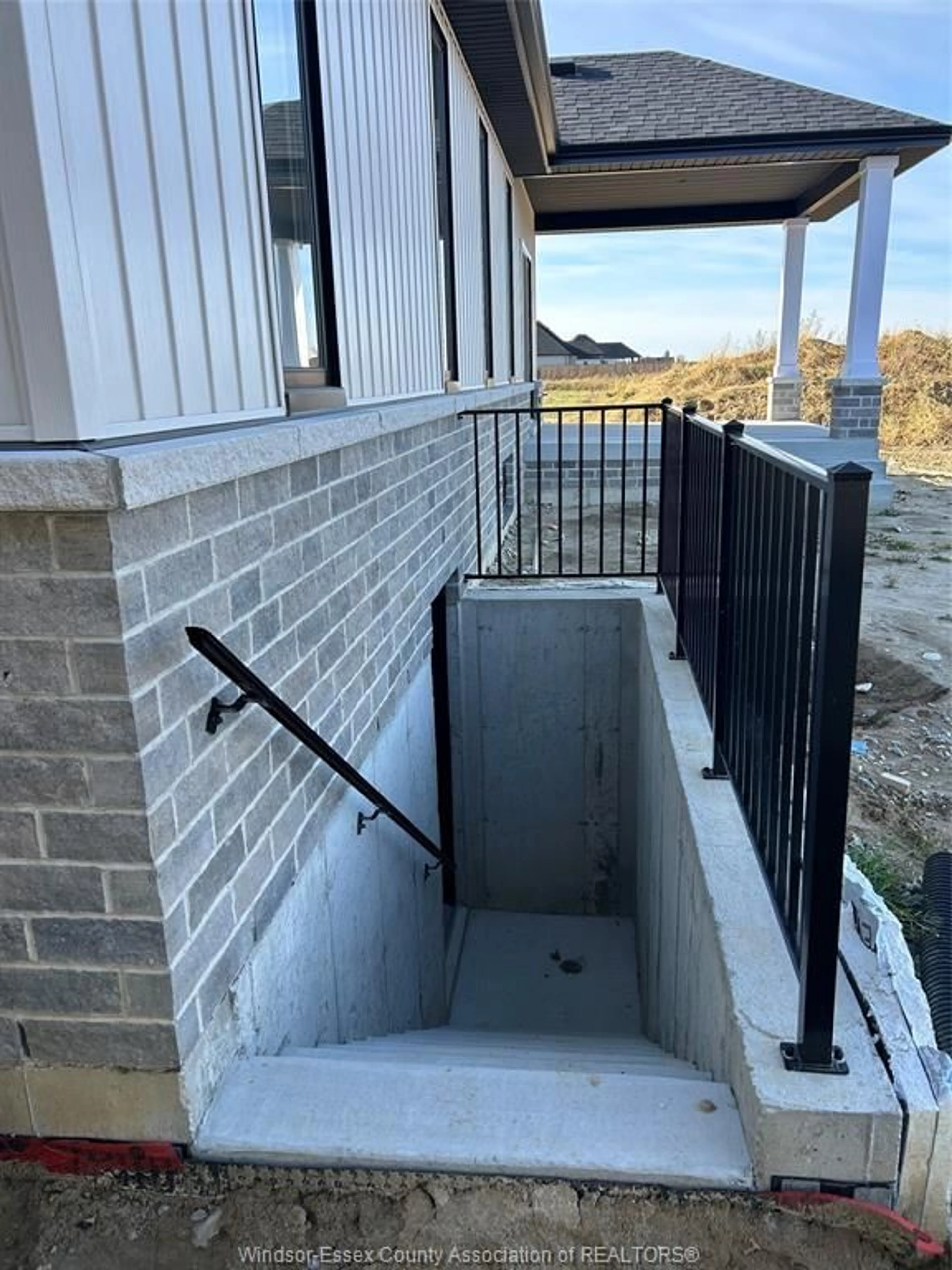 Stairs for 99 VALENCIA Dr, Chatham Ontario N7L 0G3