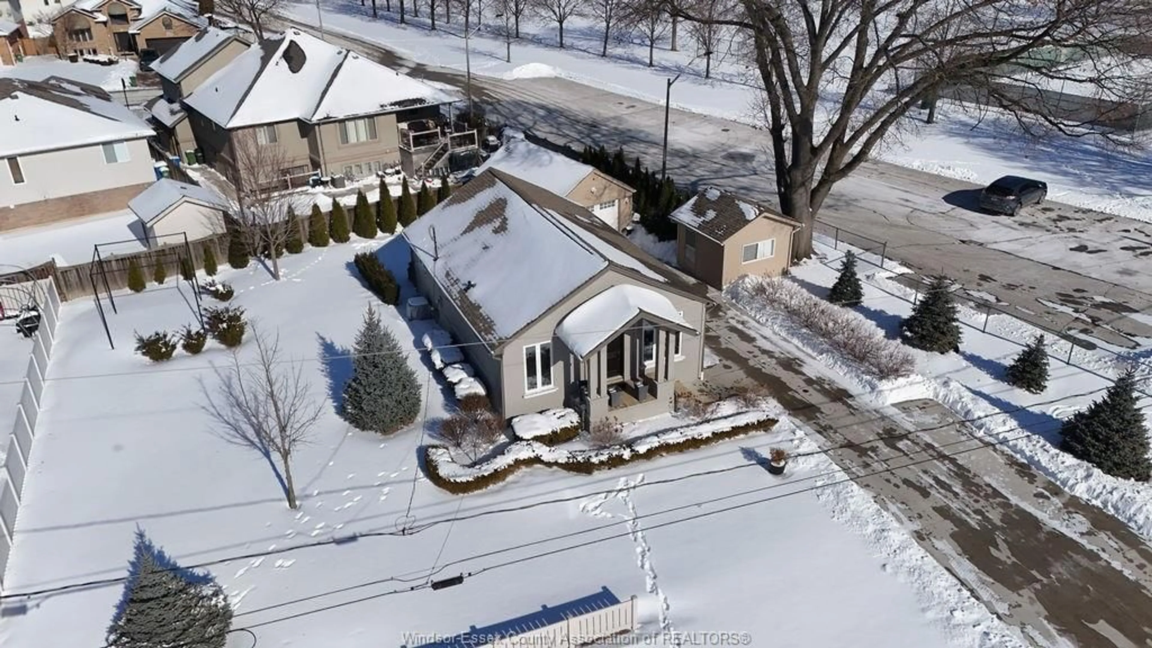 A pic from outside/outdoor area/front of a property/back of a property/a pic from drone, street for 1490 MORTON, LaSalle Ontario N9J 3S9